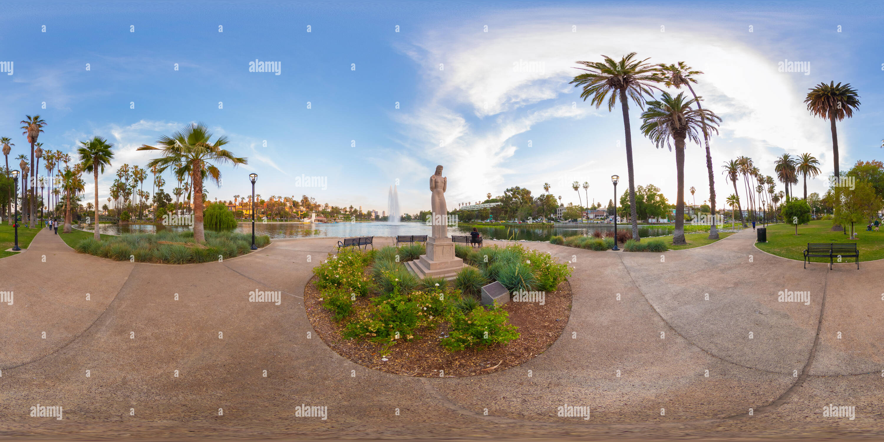 Vue panoramique à 360° de 360° photo à Echo Park Lake, avec "Nuestra Reina de Los Angeles" (AKA "Dame du Lac") sculpture, à Los Angeles, Californie.