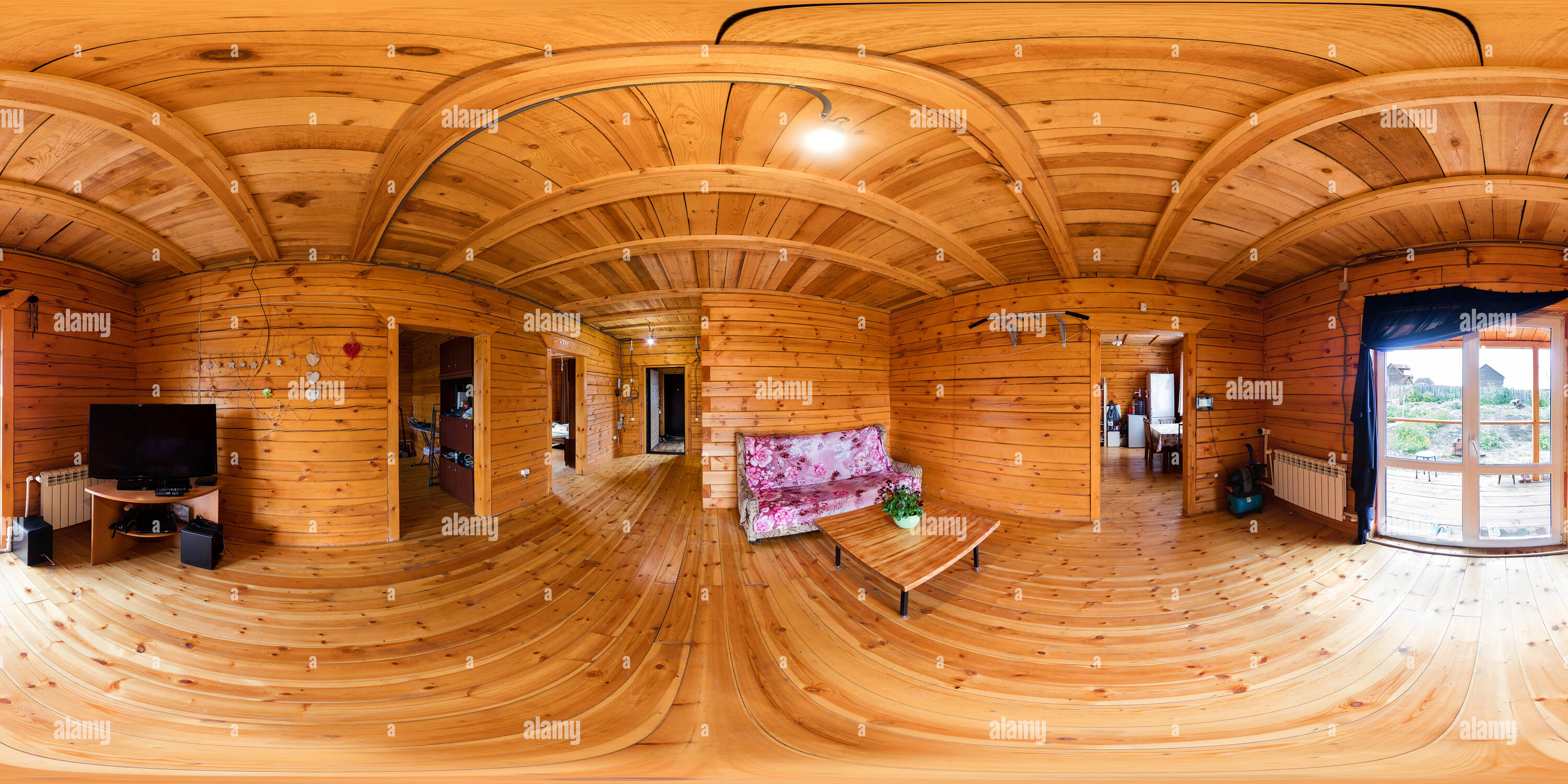 Vue panoramique à 360° de L'intérieur de la salle dans une maison en bois de chevrons, sphérique 360vr panorama.