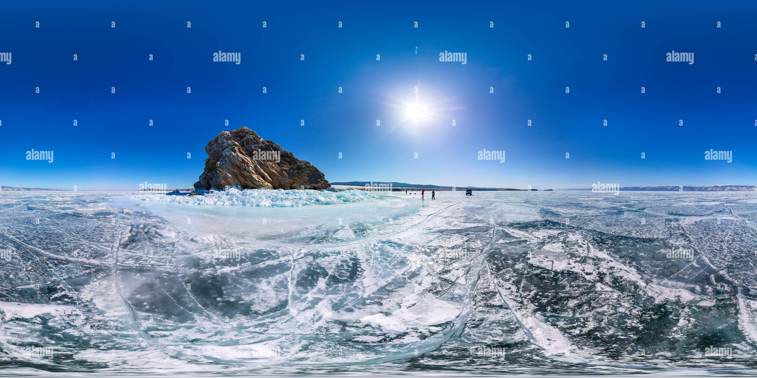 Vue panoramique à 360° de 360 Panorama 180 degrés Shaman Rock ou Cape Burhan sur l'île d'Olkhon en hiver, entouré par le bleu glace du lac Baikal avec fissures.