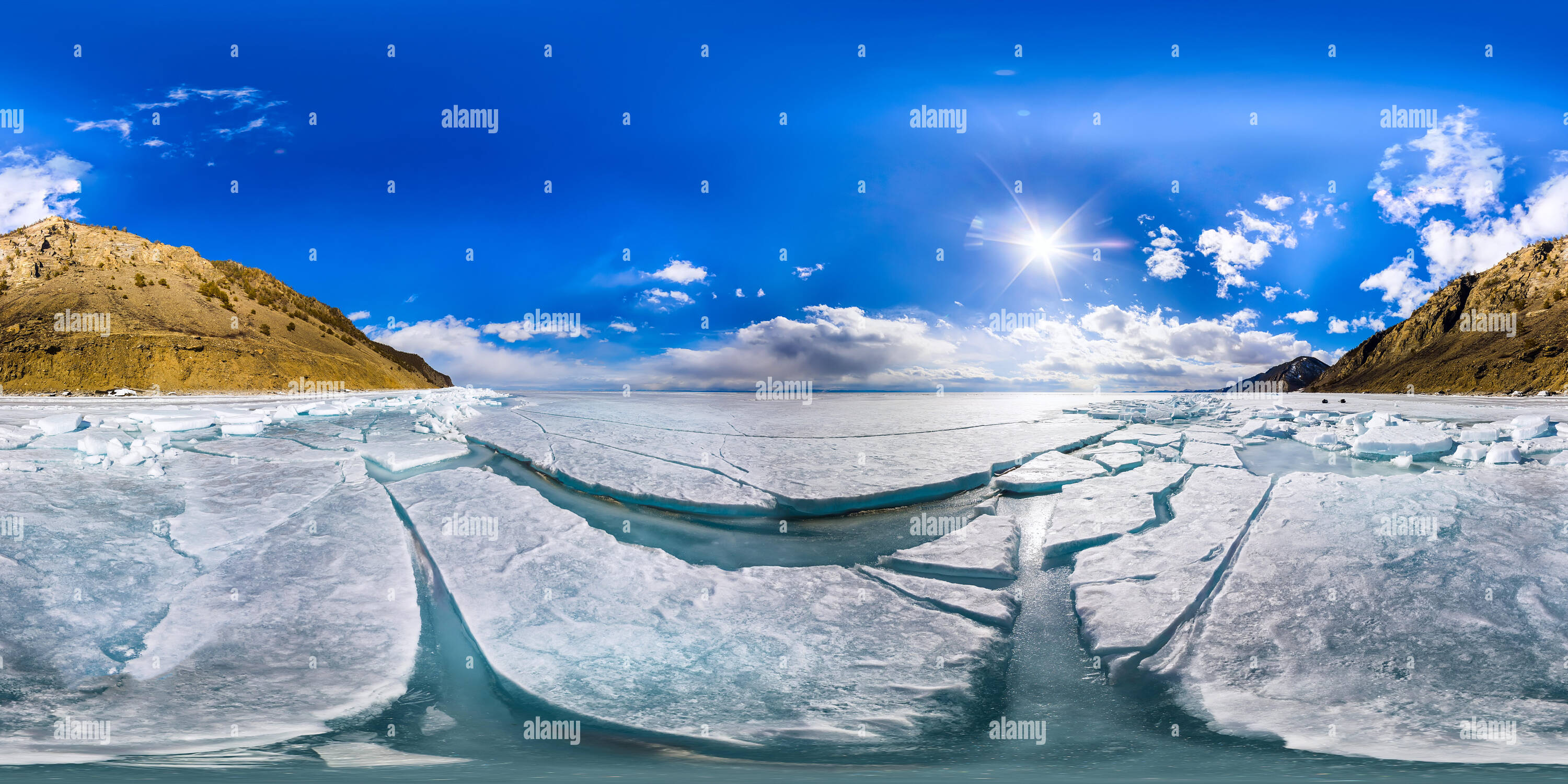 Vue panoramique à 360° de Ice Blue de buttes sur le lac Baikal winter