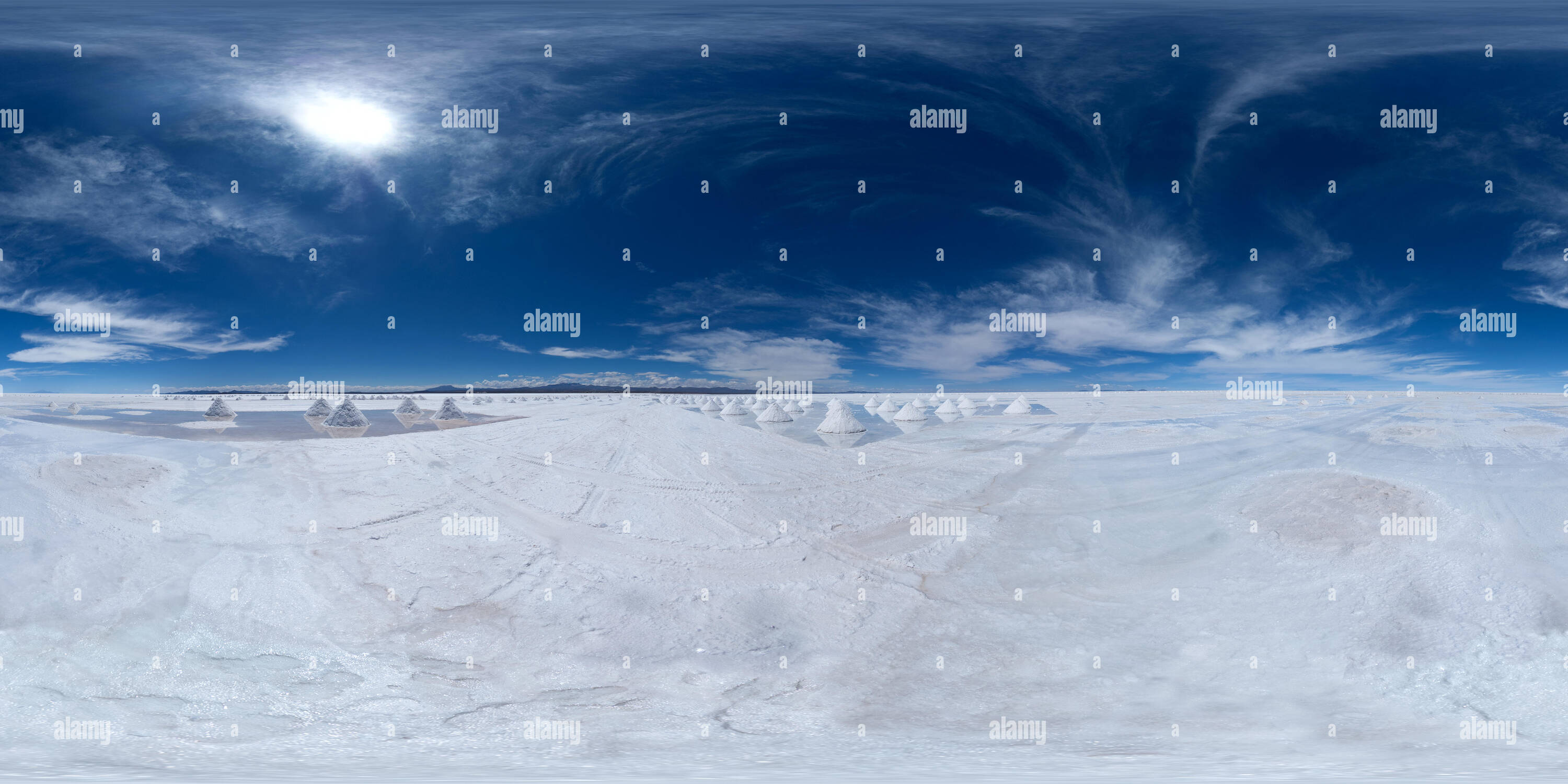 Vue panoramique à 360° de Pyramides de sel séchant au soleil sur le Salar Uyuni