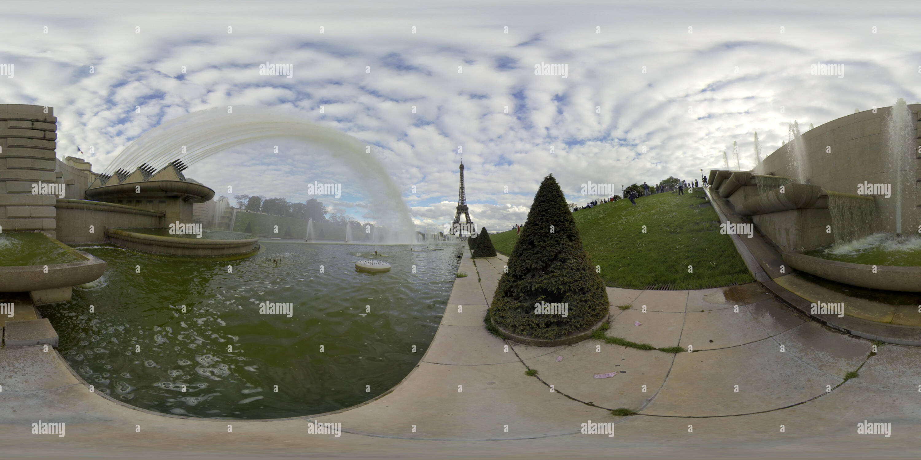 Vue panoramique à 360° de La Tour Eiffel les canons à eau, Paris, France, les fontaines du Trocadéro, de la Tour Eiffel, l'Etoile, l'un des monuments de Paris. 360 panorama vr