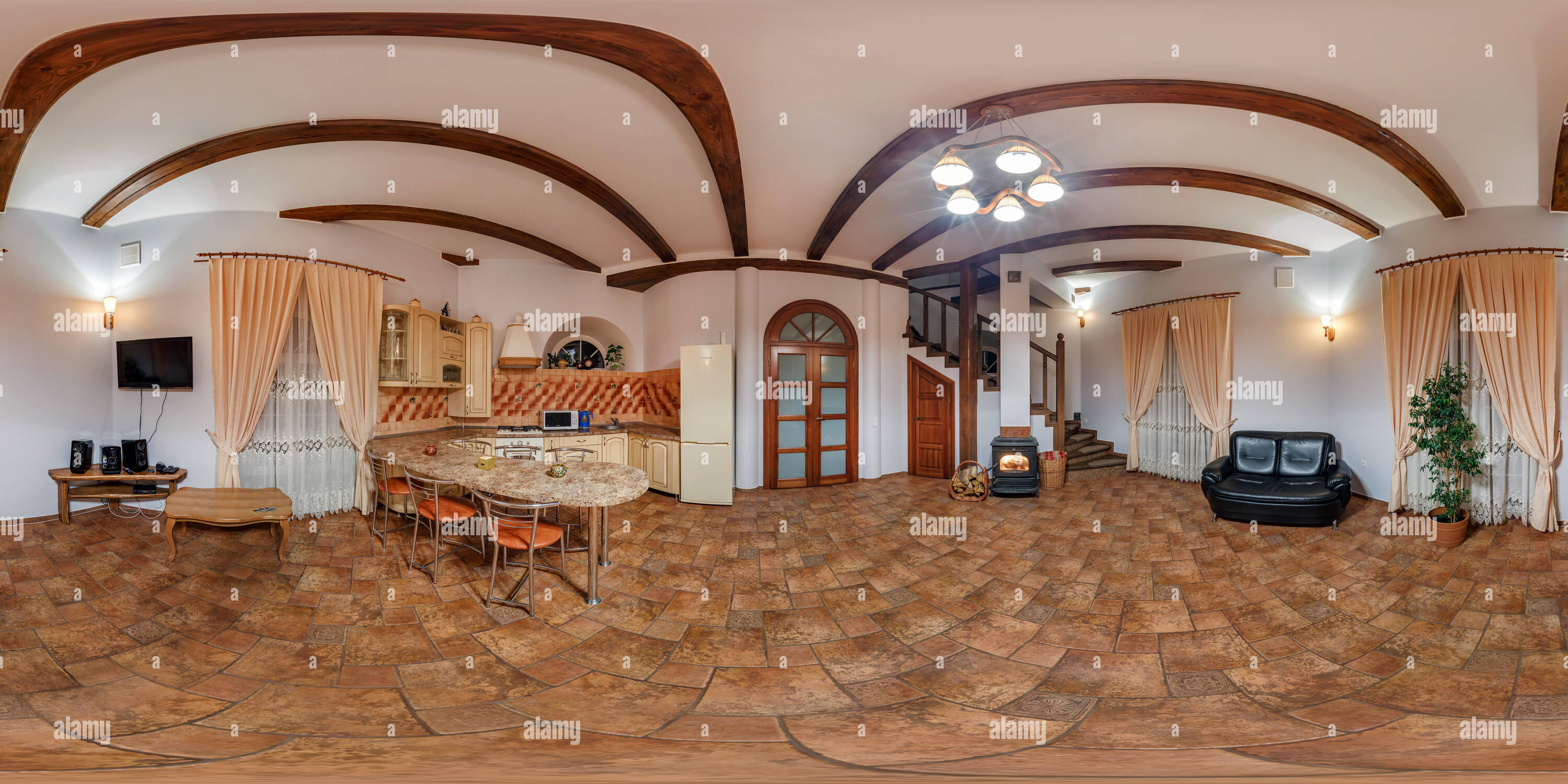 Vue panoramique à 360° de Minsk, Belarus - 14 NOVEMBRE 2013 : le panorama de 360 degrés à égale distance de projection équirectangulaire sphérique en interier vieux château vintage kitch