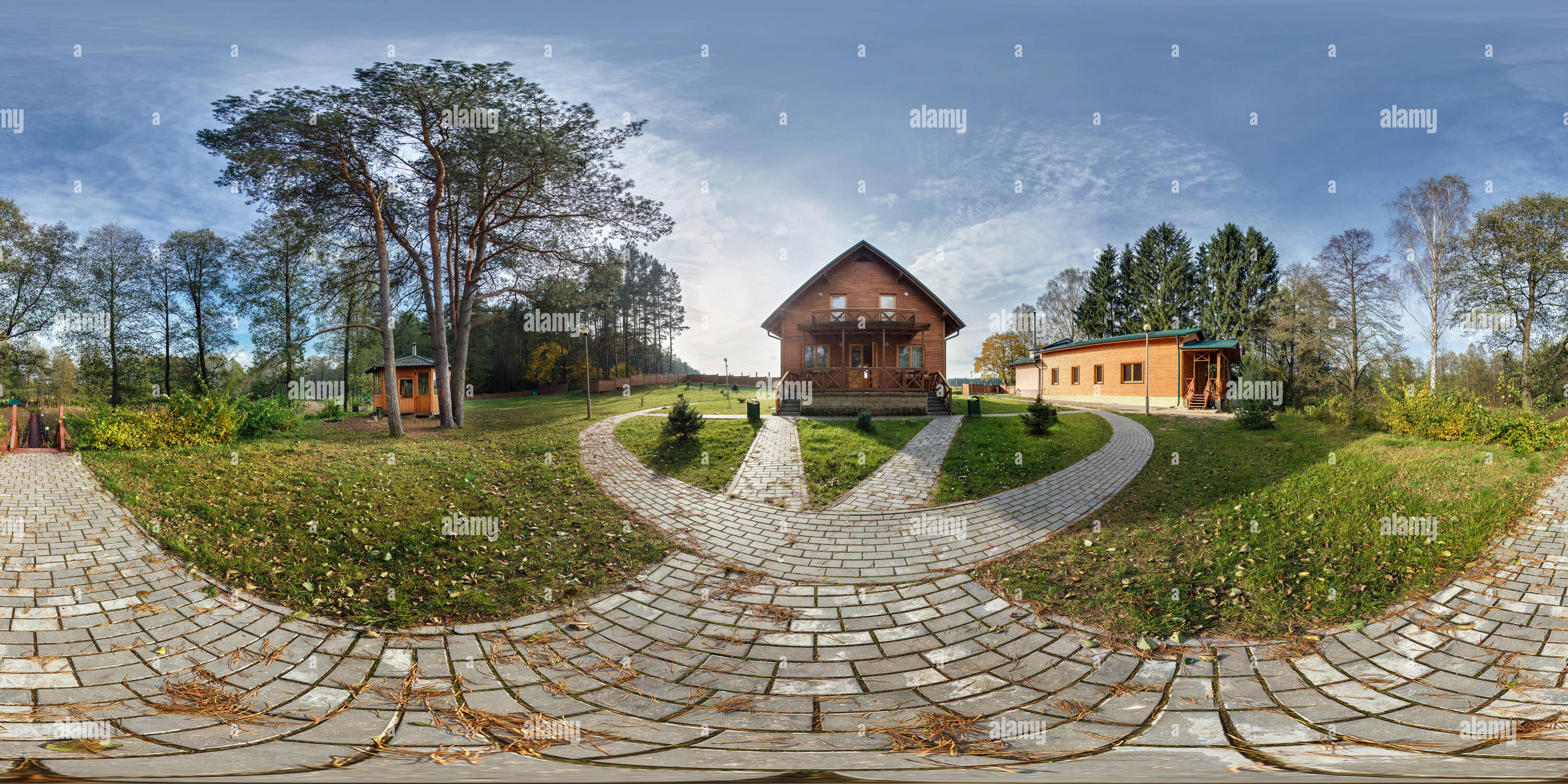 Vue panoramique à 360° de Panorama 360 degrés en continu équirectangulaire projection sphérique près de maison de vacances à soirée d'automne forêt. Comme fond pour Skybox virtua