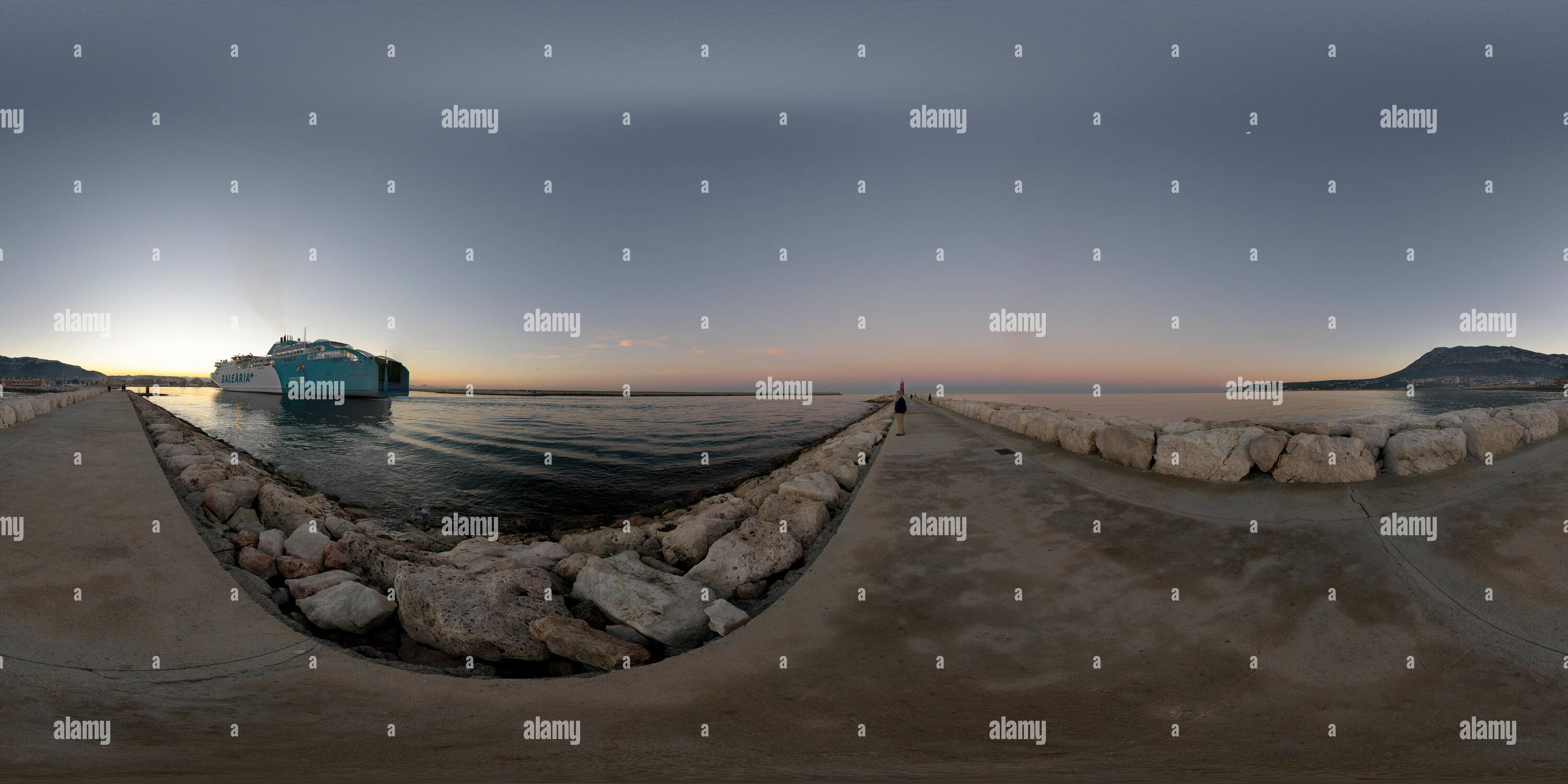 Vue panoramique à 360° de Al-hoceima ferry entre dans le port de Denia, Espagne