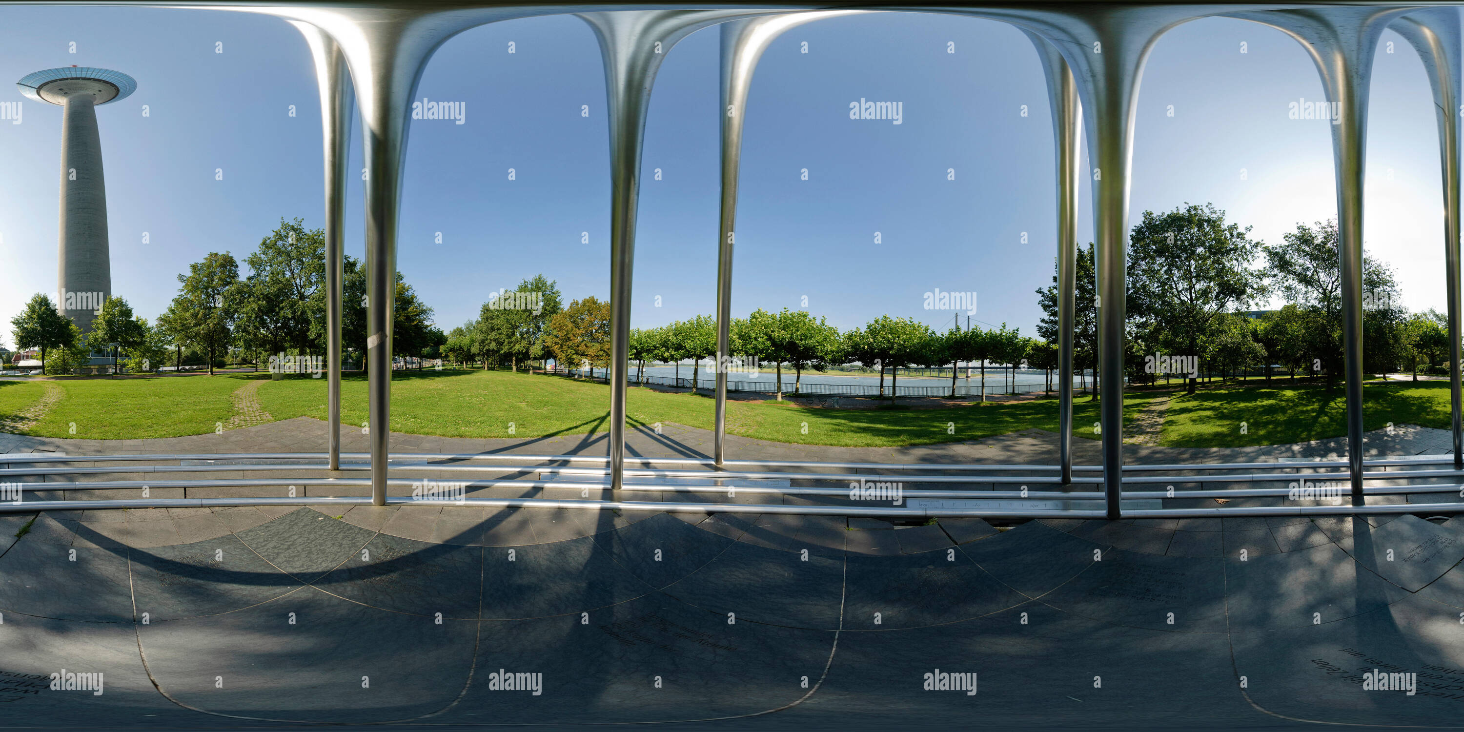 Vue panoramique à 360° de Energy-Pyramid par artiste Jürgen Brzeski, près de la tour du Rhin à Düsseldorf, NRW, Allemagne