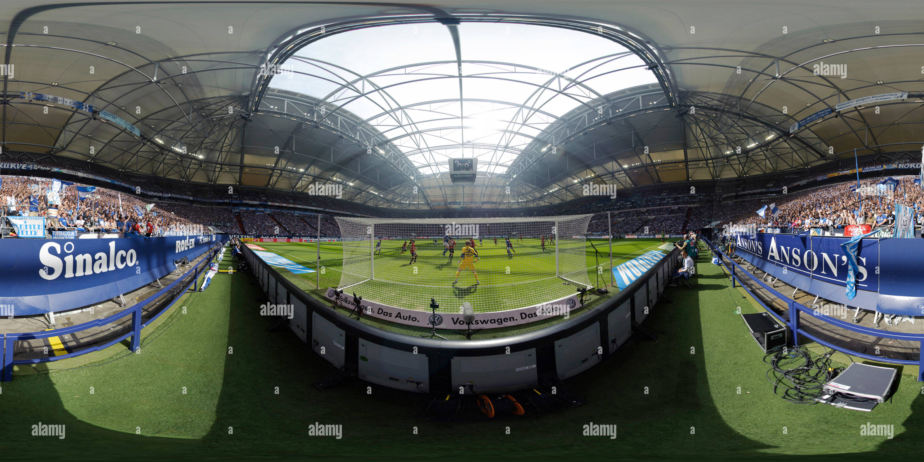 Vue panoramique à 360° de Entre le but et les fans au match de football entre les clubs Bundesliga Schalke 04 et Hertha BSC dans le stade Veltins Arena, Gelsenkirchen, NRW, Allemagne