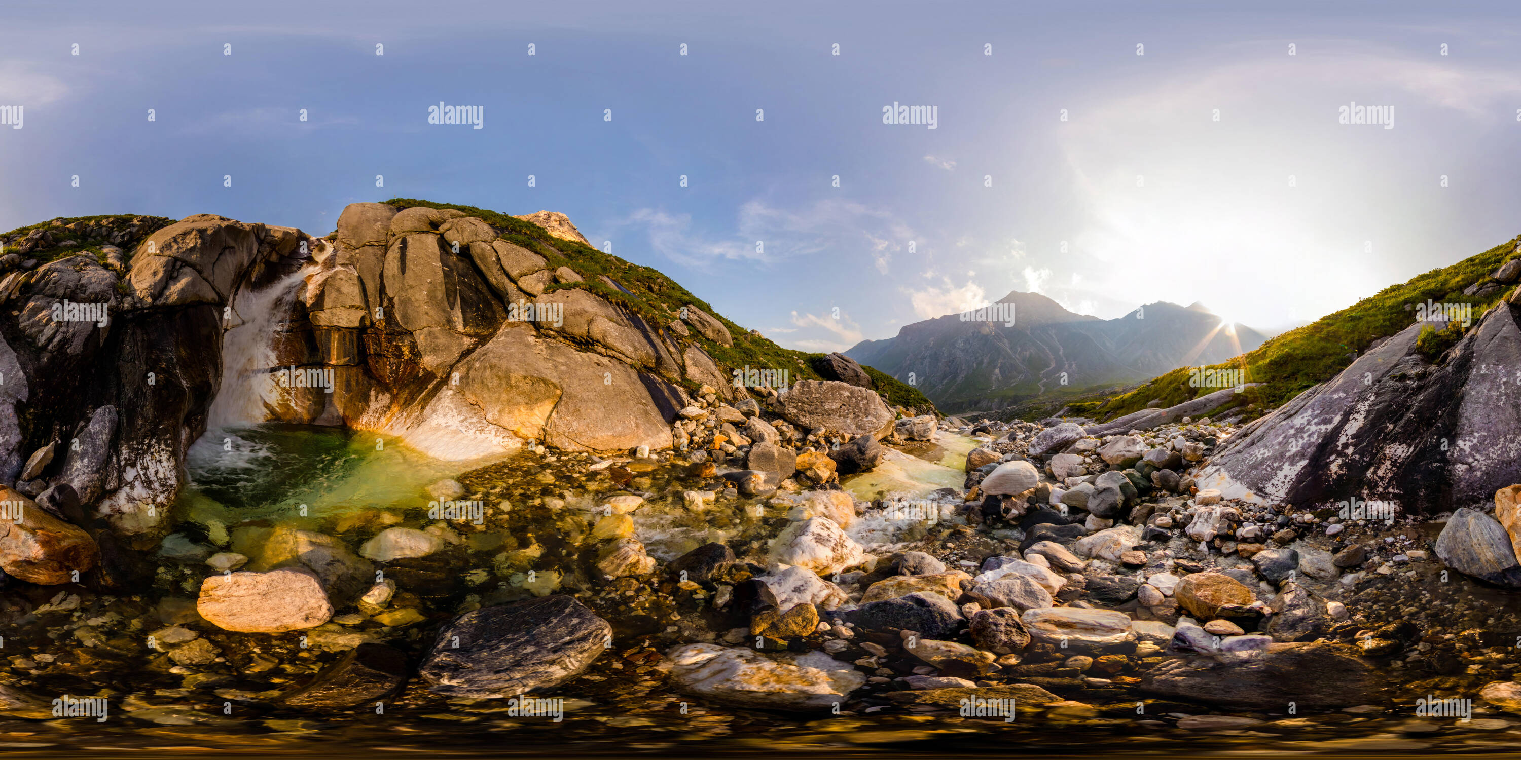 Vue panoramique à 360° de Coucher du soleil sur un sol en chute se déversant dans une vallée de montagne en été