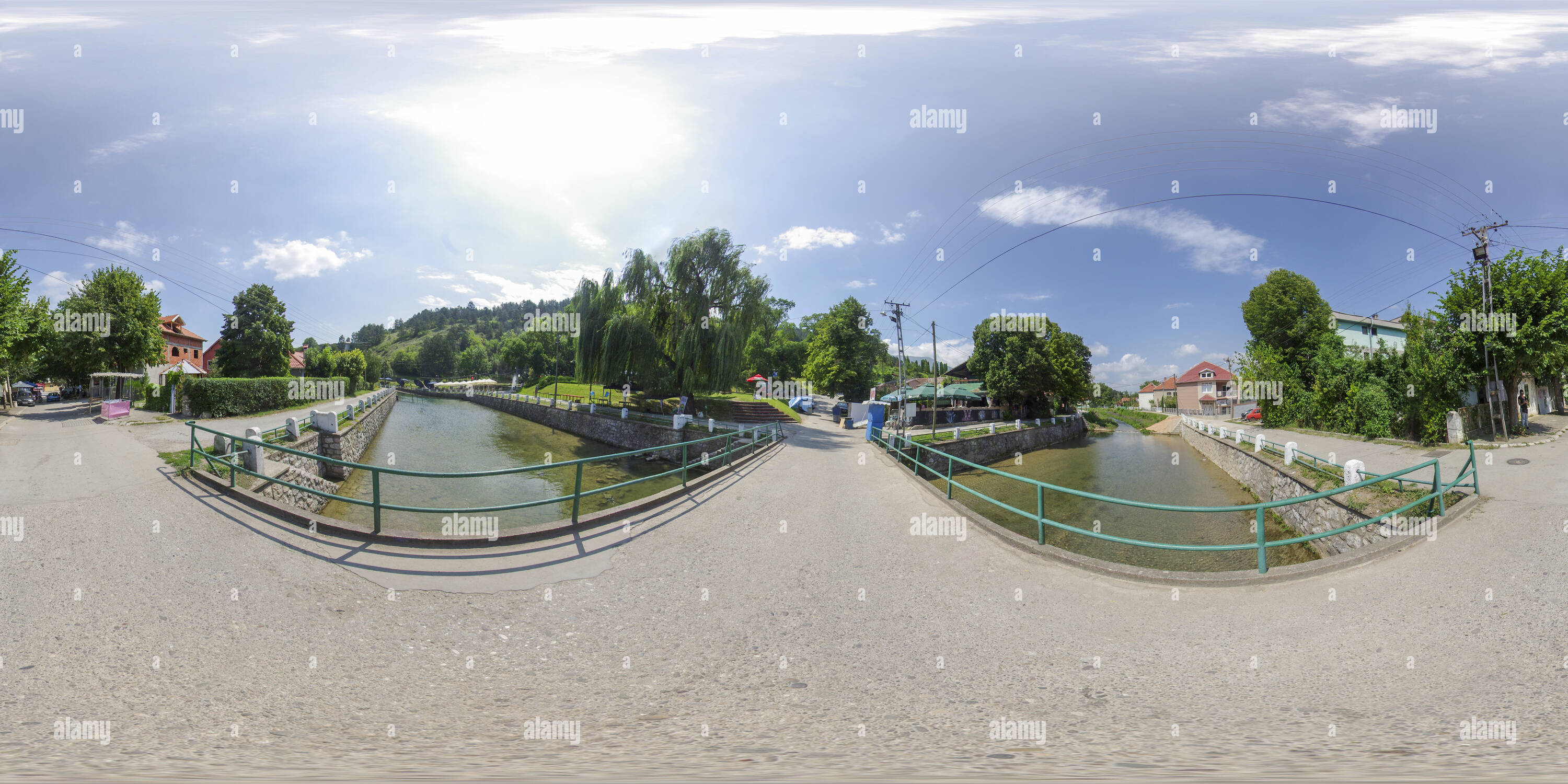 Vue panoramique à 360° de Pont sur la rivière en été, Bela Palanka