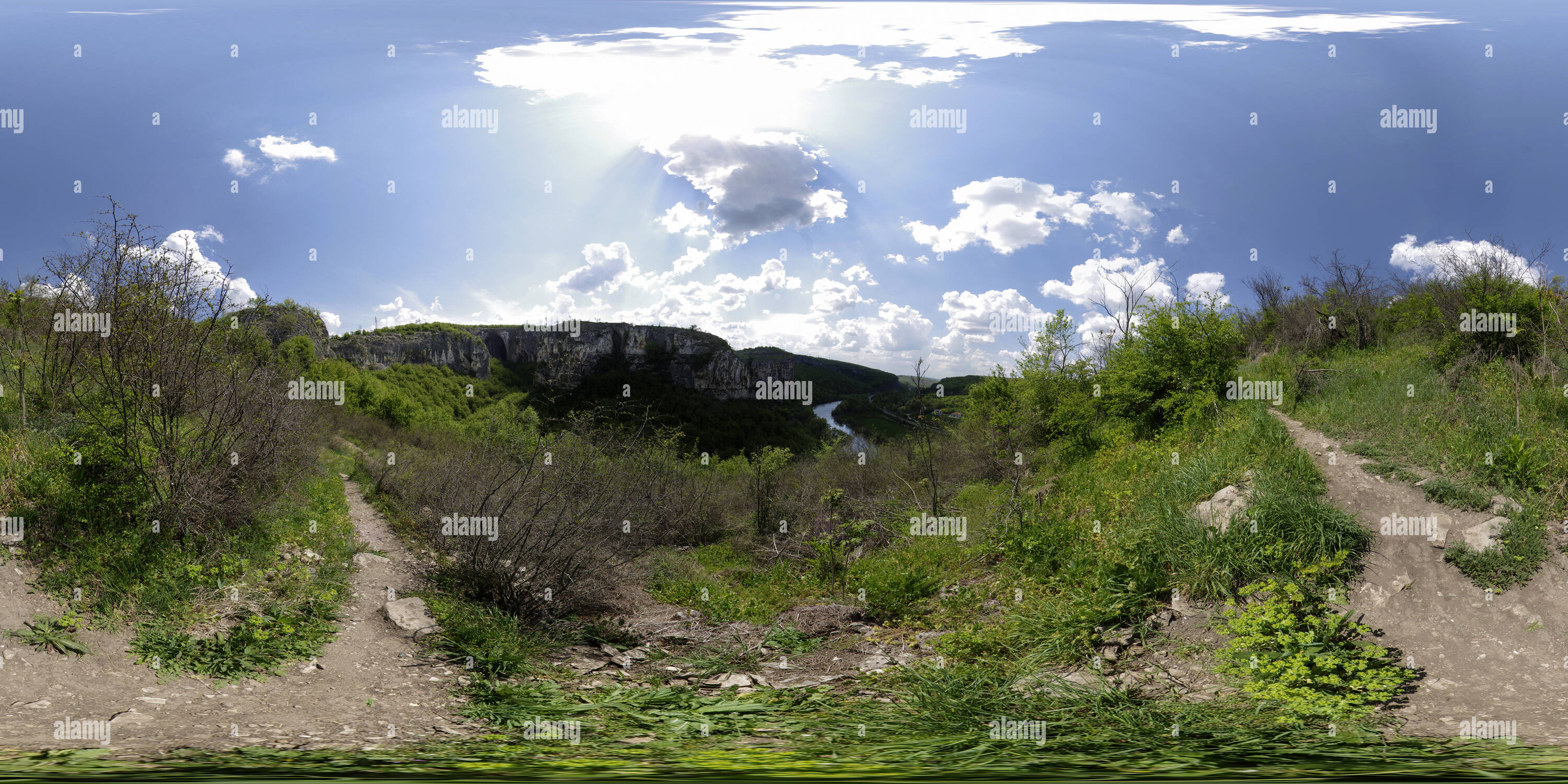 Vue panoramique à 360° de Rivière Iskar de dieux yeux cave au printemps, Bulgarie