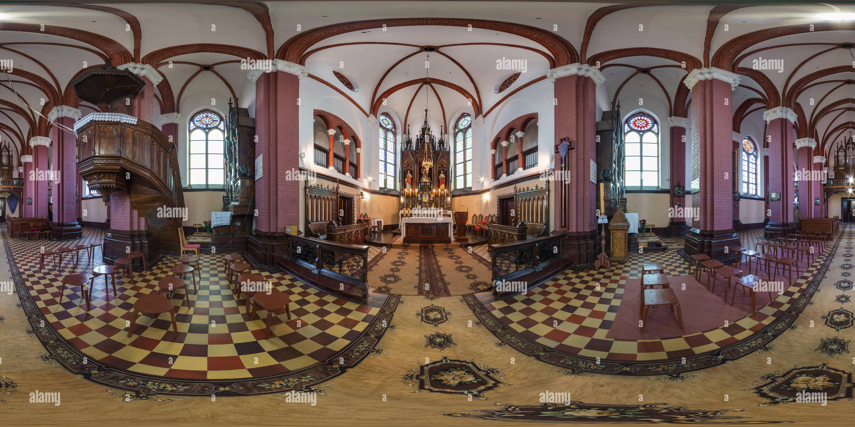 Vue panoramique à 360° de MINSK, BELARUS - 4 avril, 2017 : Panorama de l'intérieur de l'ancienne cité médiévale de l'église catholique. 360 par 180 degrés panorama sphérique transparente dans l'e