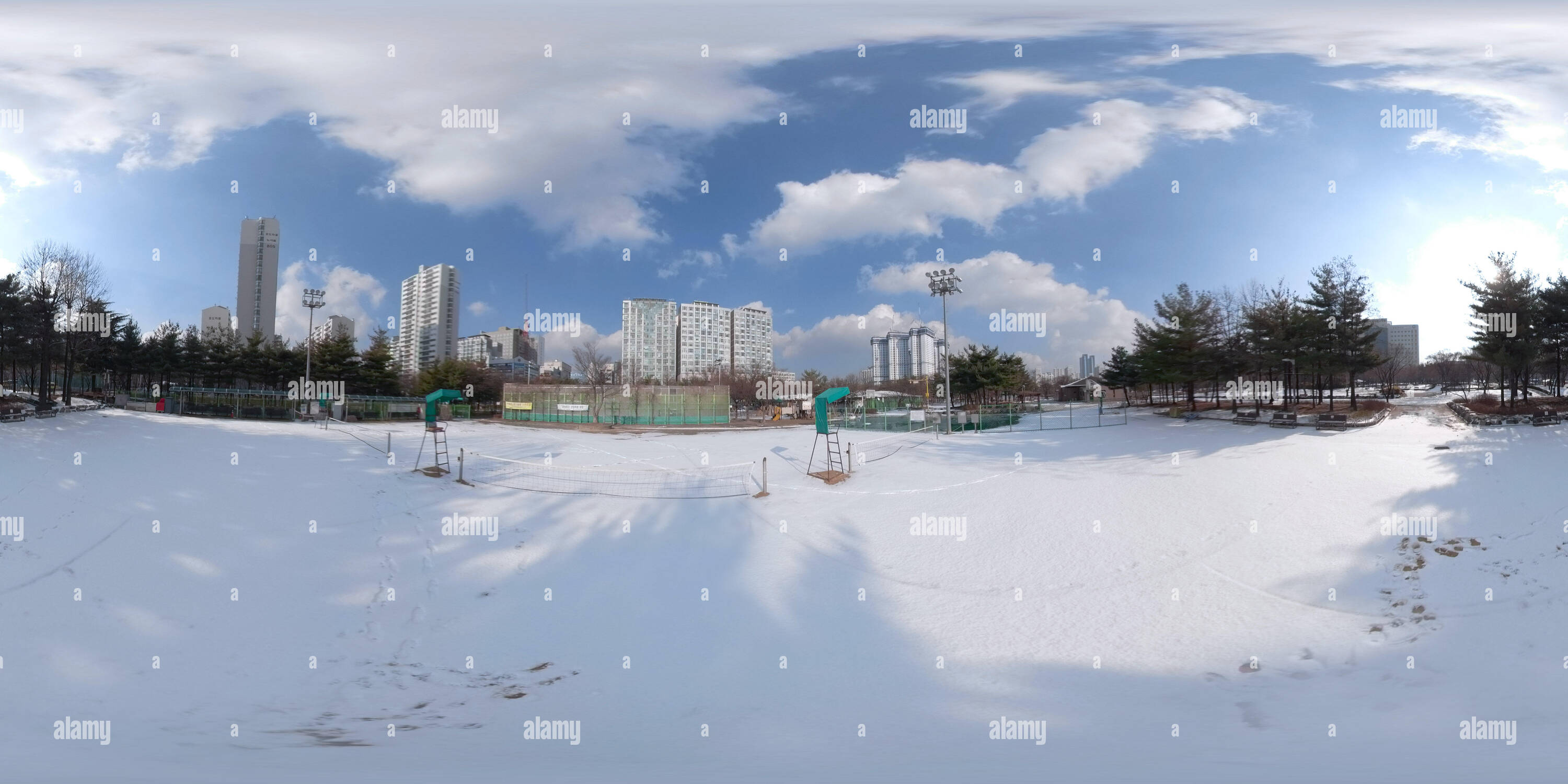 Vue panoramique à 360° de BUCHEON, CORÉE DU SUD - le 13 décembre 2018 : Panorama 360 degrés angle view de parc couverte de neige sur une journée ensoleillée.