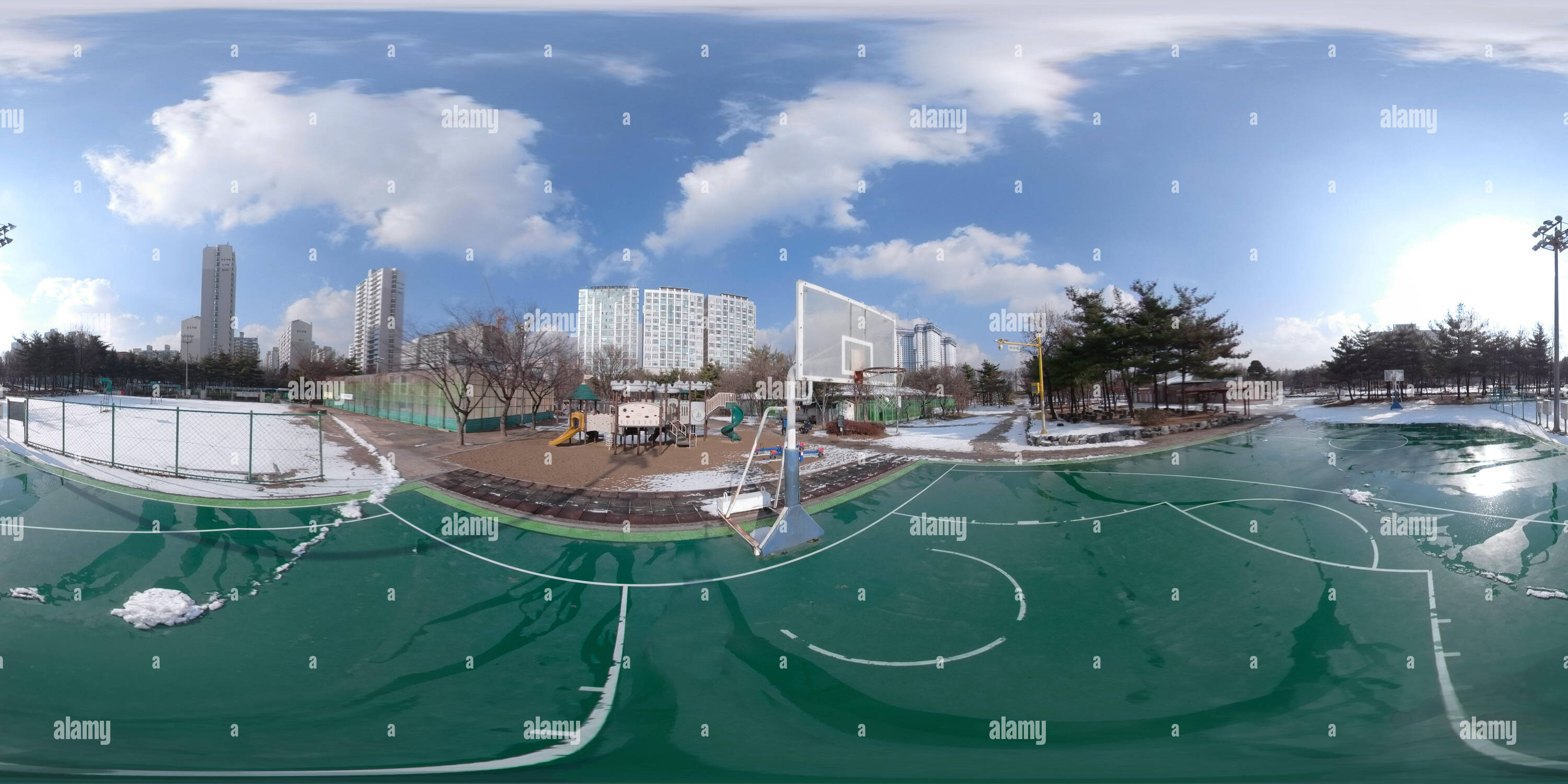 Vue panoramique à 360° de BUCHEON, CORÉE DU SUD - le 13 décembre 2018 : Panorama 360 degrés angle view de parc couverte de neige sur une journée ensoleillée.