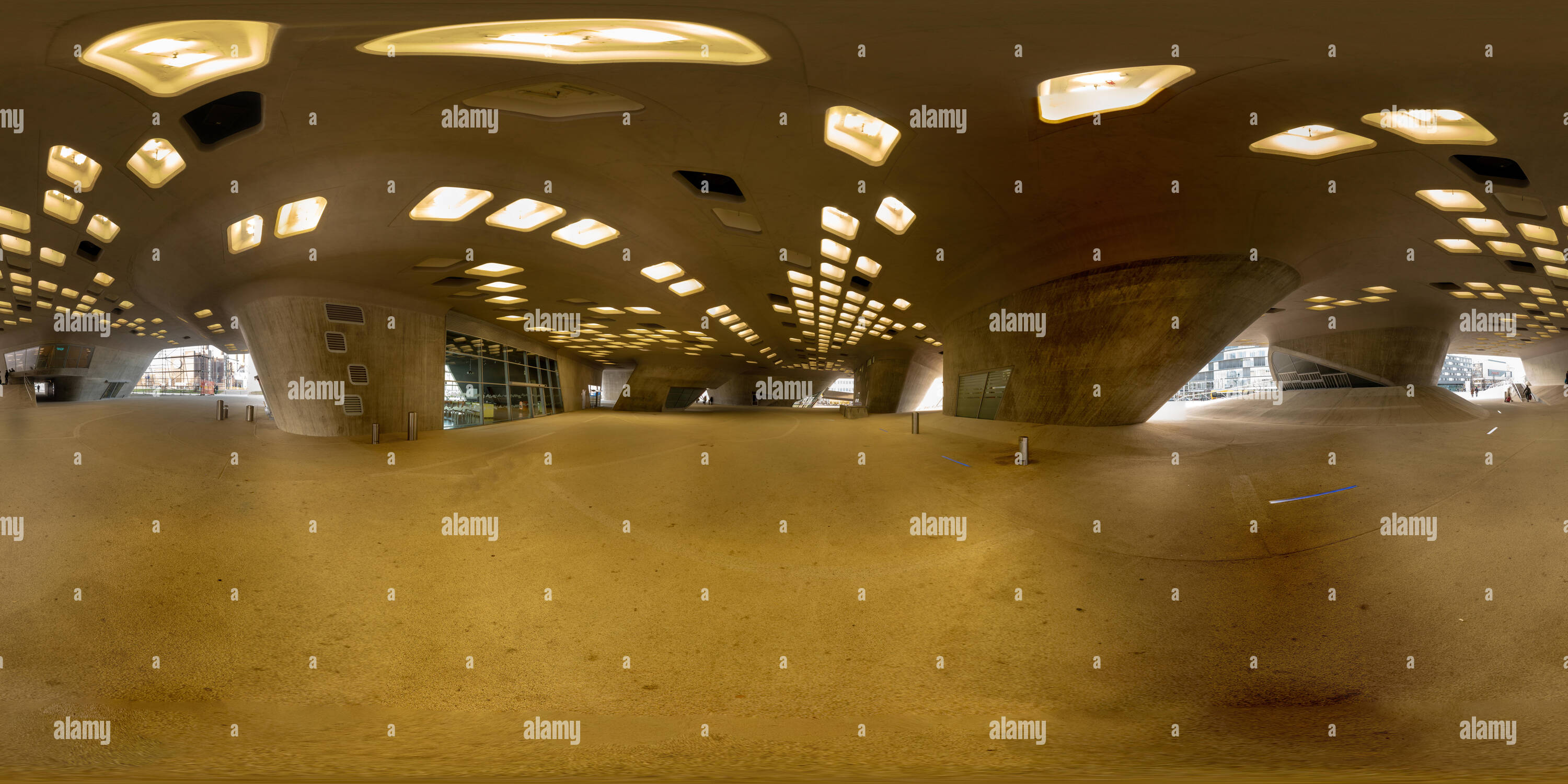 Vue panoramique à 360° de Wolfsburg, Allemagne, le 3 janvier., 2019 : panorama de 360 degrés au-dessous du Phaeno, un musée dans la construction concrète de l'architecte irakienne Zaha Hadid