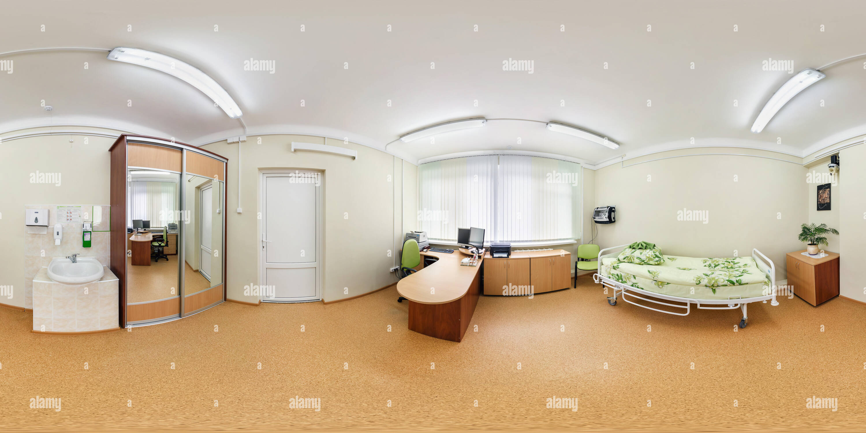 Vue panoramique à 360° de Minsk, Bélarus - Avril 2017 : panorama 360 transparente complète vue de l'intérieur de l'office de tourisme de diagnostics cardio traitement de maladies en médecine moderne