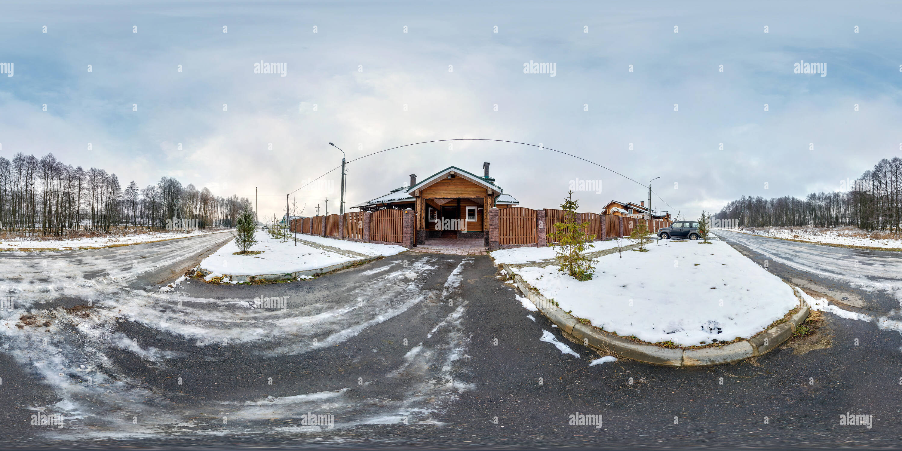 Vue panoramique à 360° de Minsk, Belarus - Décembre 2017 : panorama 360 degrés angle view près de la porte de maison de vacances en bois en hiver jour nuageux en image équirectangulaire pro