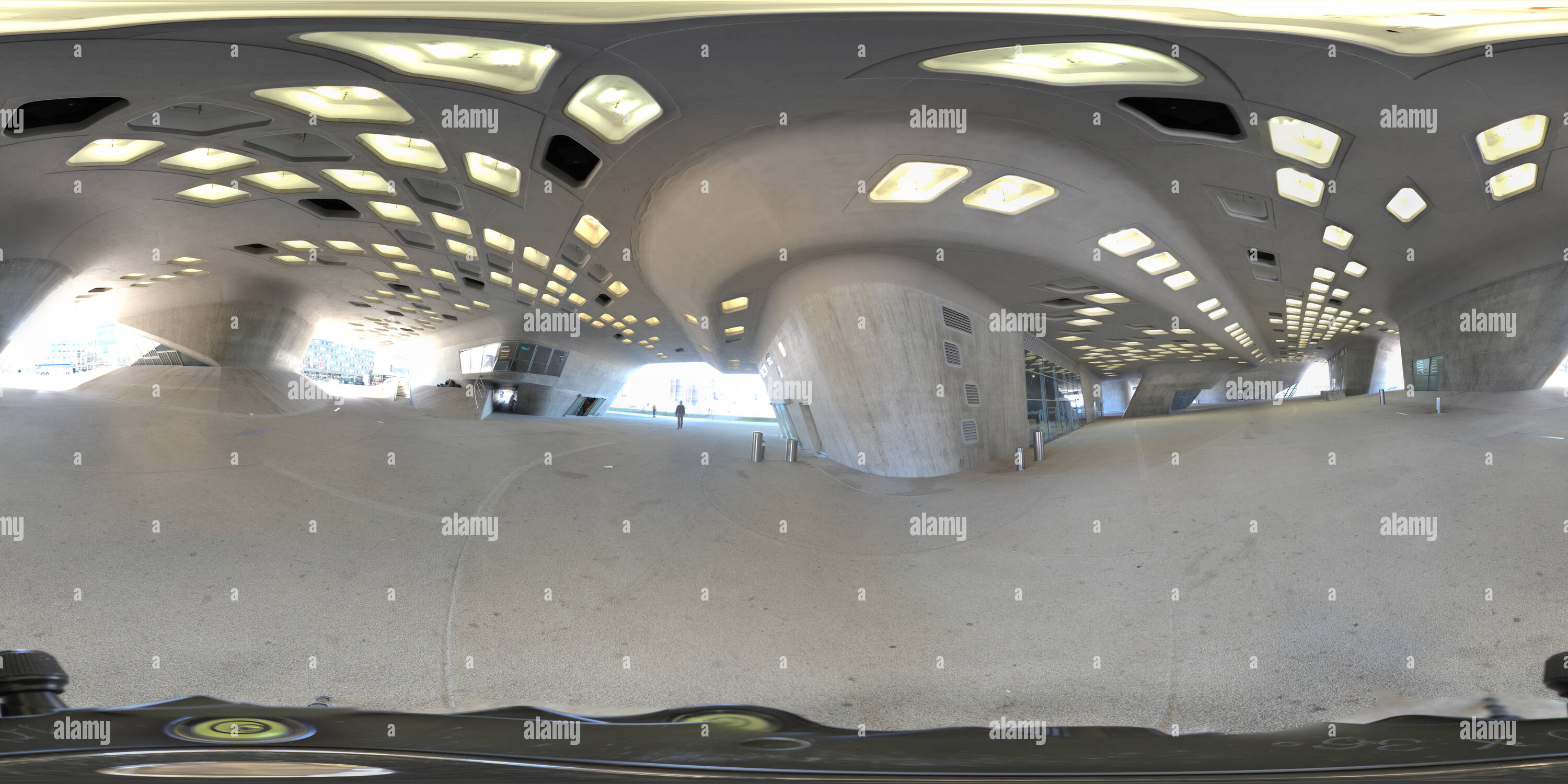 Vue panoramique à 360° de Panorama de 360 degrés au-dessous du Phaeno, un musée dans la construction concrète de l'architecte irakienne Zaha Hadid