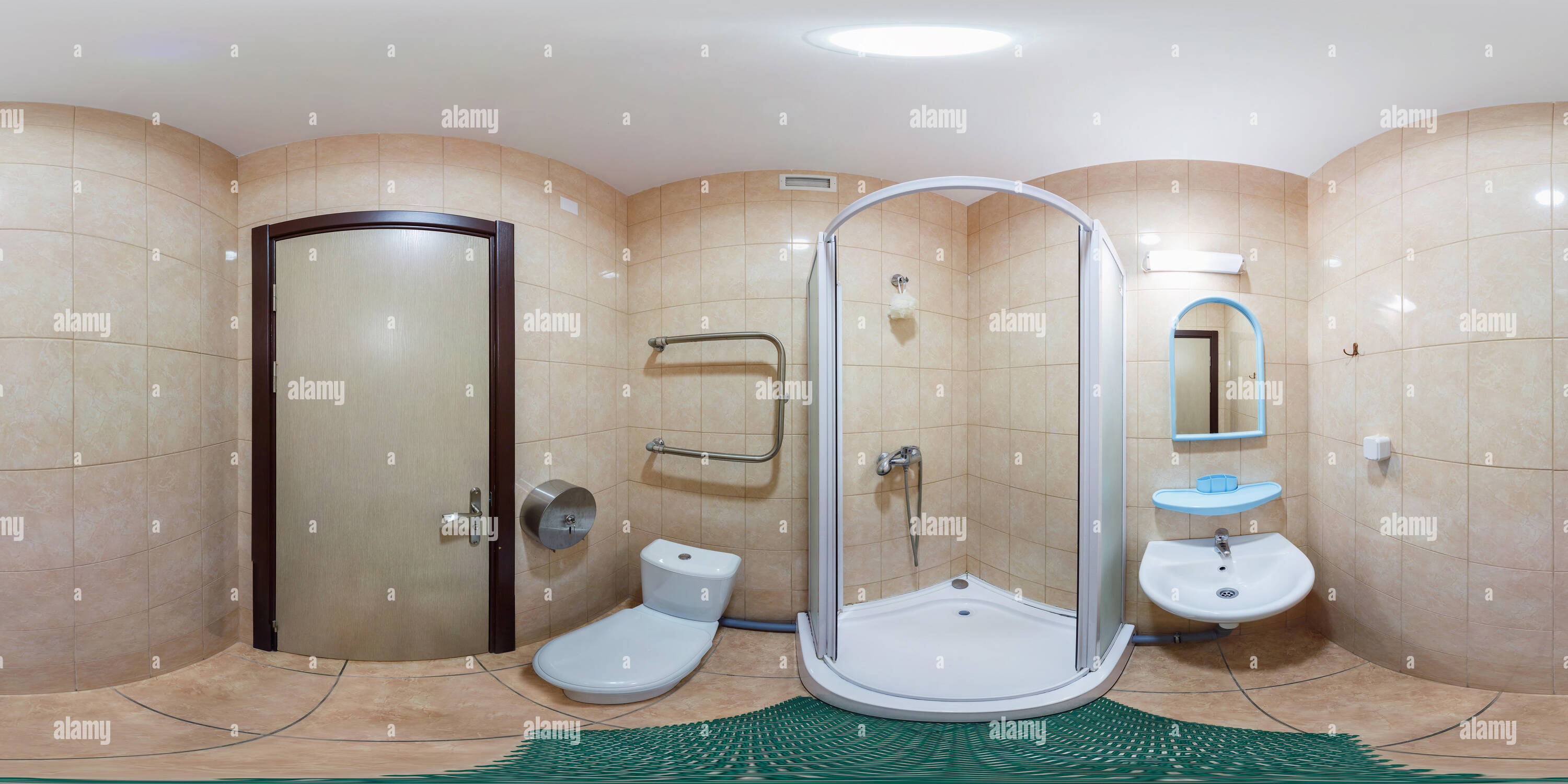 Vue panoramique à 360° de Transparente complète 360° panorama à l'intérieur de l'intérieur de salle de bains blanche vide de style minimaliste avec lavabo, toilettes, cabine de douche en e