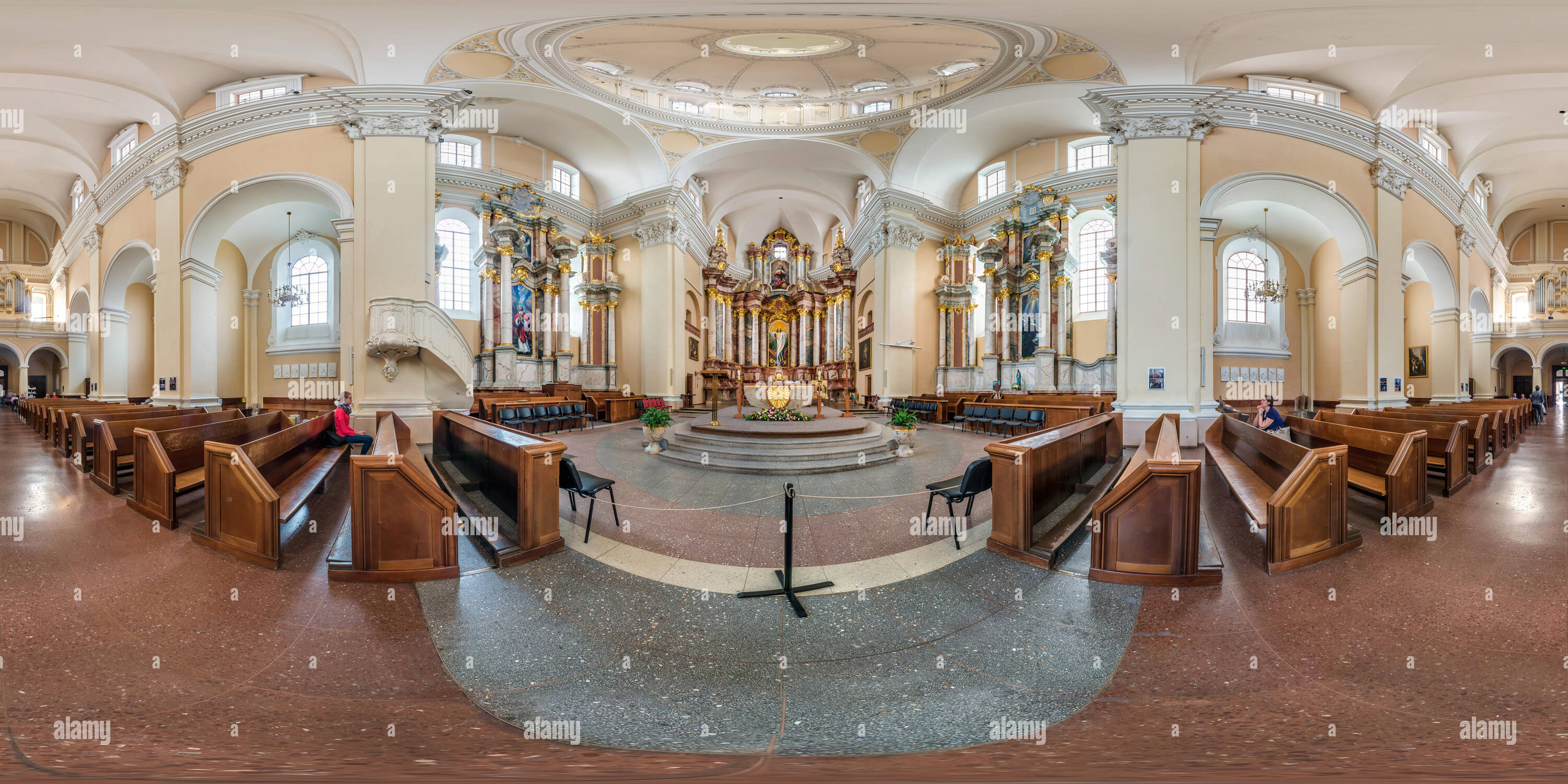 Vue panoramique à 360° de VILNIUS, LITUANIE - Septembre 2018 : panorama sphérique transparente complète par 360 180 degrés voir l'intérieur de l'église catholique de style baroque. 360 panorama dans