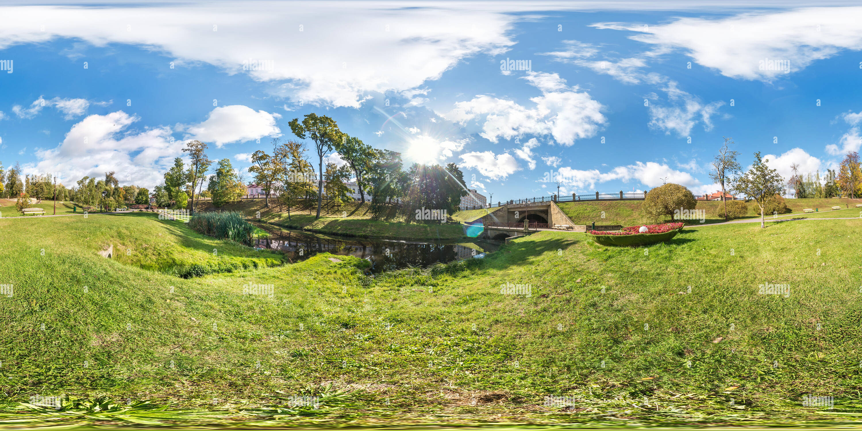 Vue panoramique à 360° de Panorama sphérique transparente complète 360 par 180 degrés de vue sur la rive de la petite rivière avec pont de parc de la ville de journée d'été en image équirectangulaire p