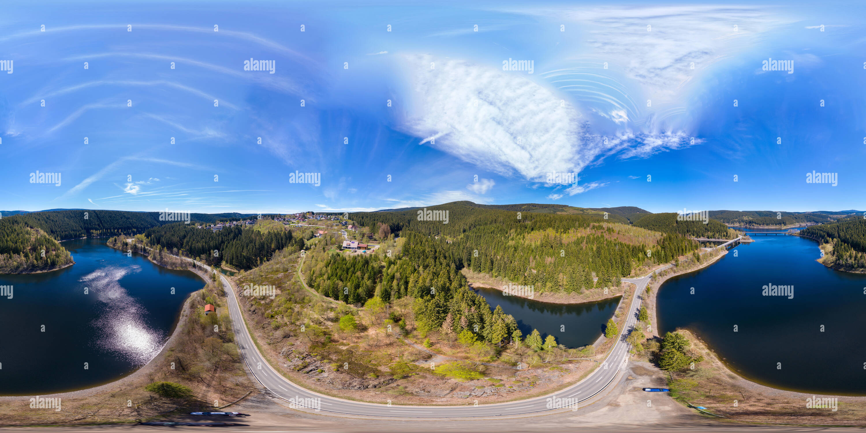 Vue panoramique à 360° de Vue sur le barrage Oker et le village de Schulenberg dans les montagnes du Harz, panorama sphérique à 360 degrés à partir de photos aériennes.