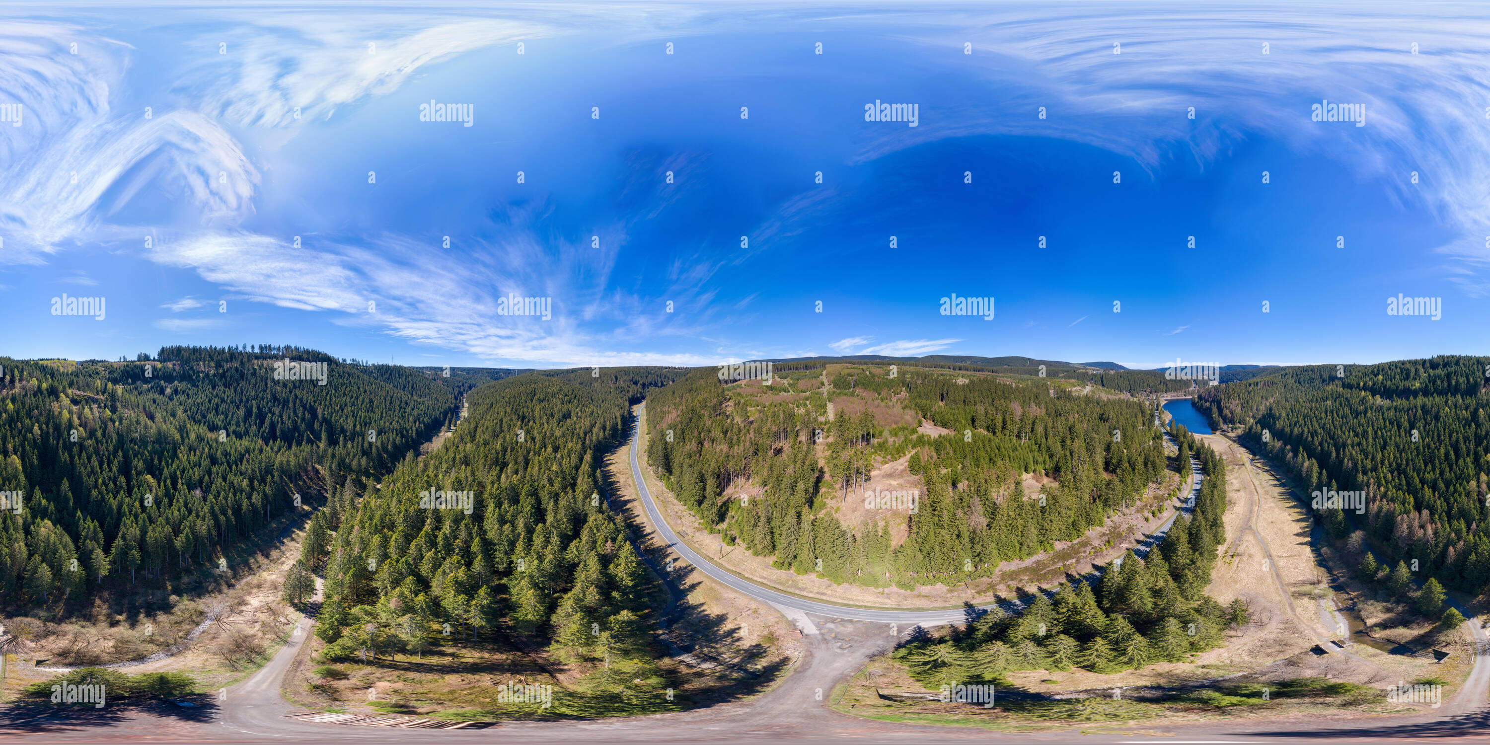 Vue panoramique à 360° de Les forêts et les montagnes de Harz et Claushal-Zellerfeld entre l'Oker dam, panorama sphérique à 360 degrés à partir de photos aériennes.