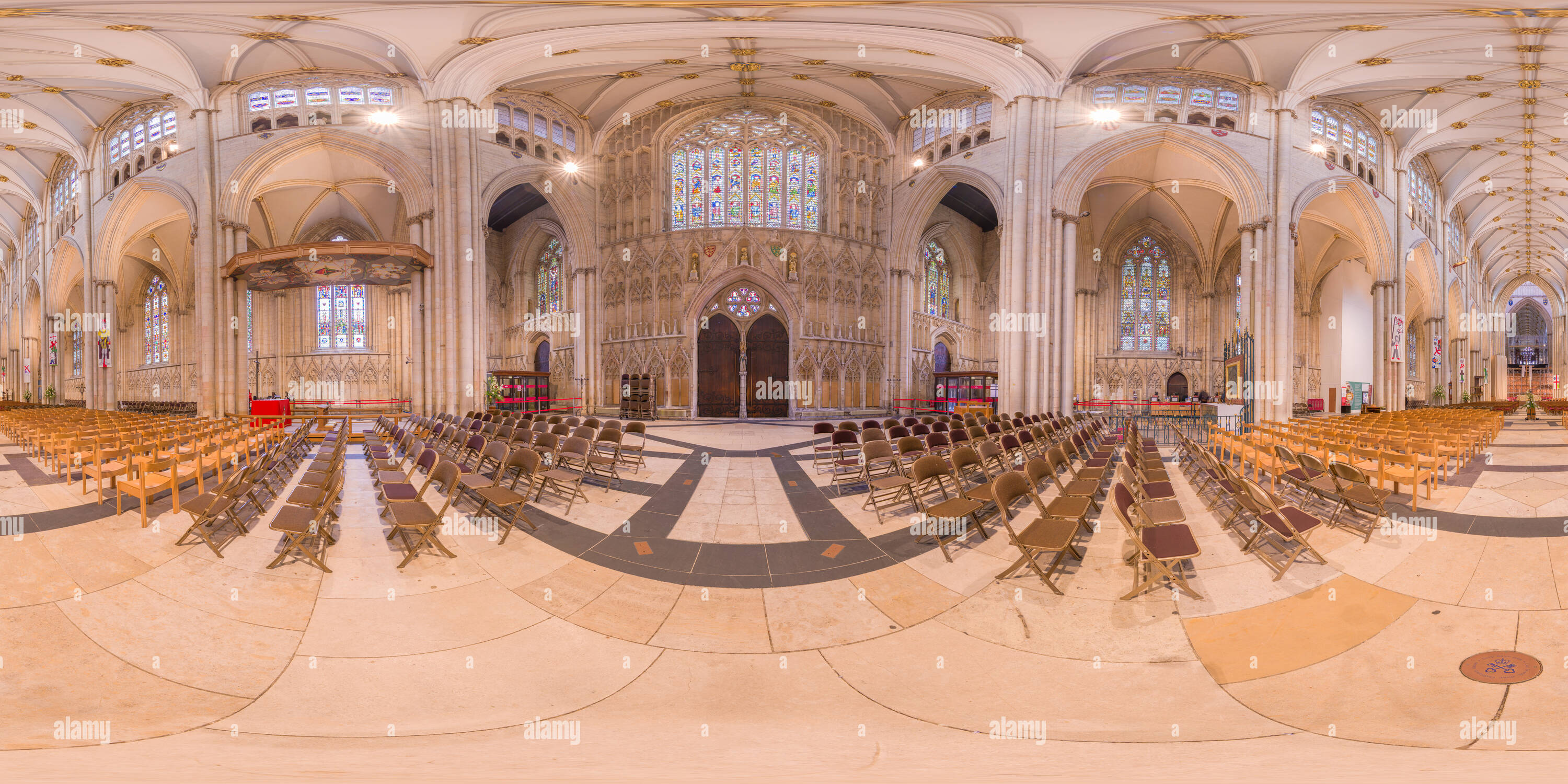 Vue panoramique à 360° de Entrée privée et vitrail à l'extrémité ouest de la nef dans la Cathédrale chrétienne médiévale (cathédrale) à York, en Angleterre.