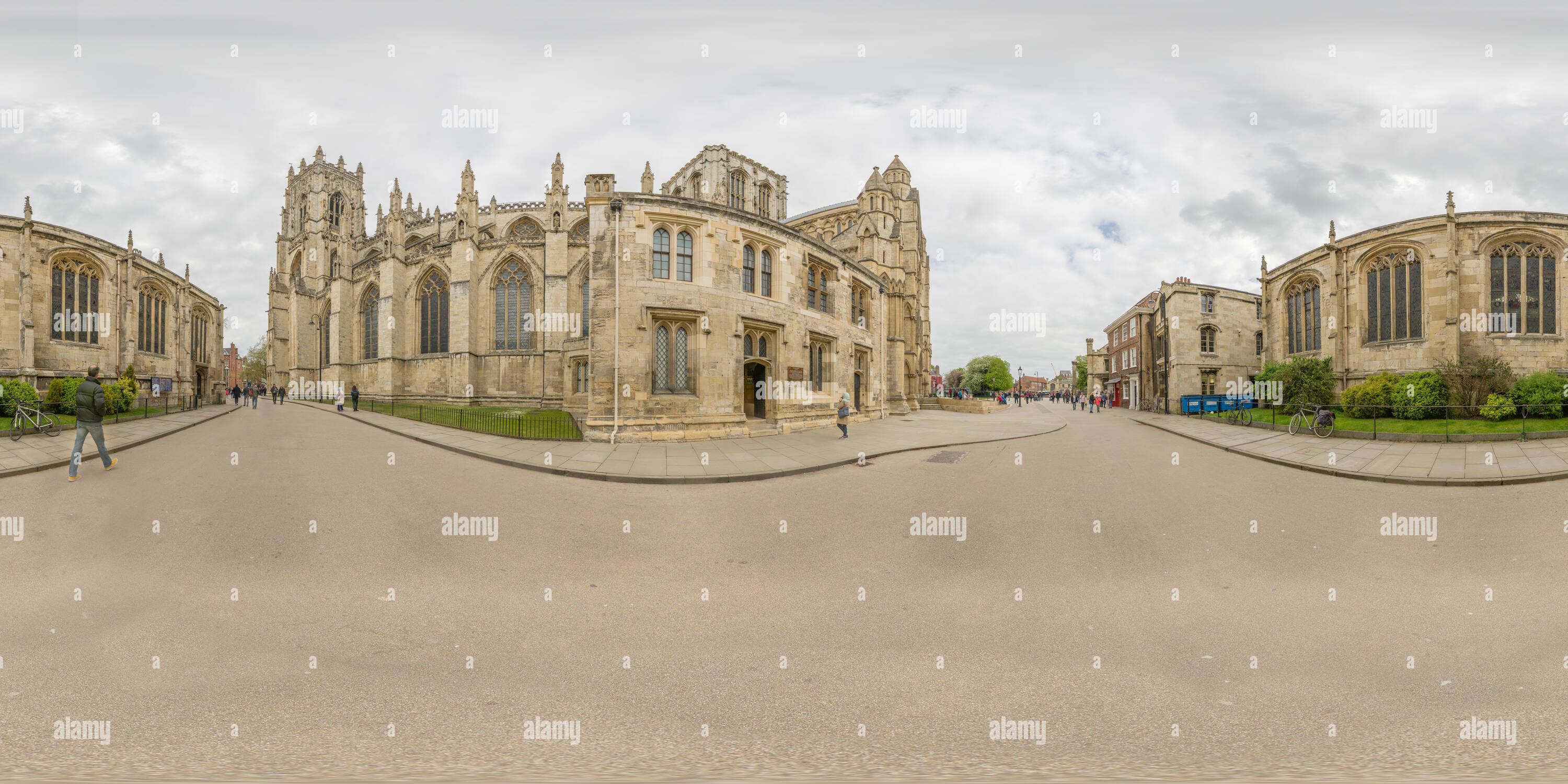 Vue panoramique à 360° de L'extérieur de la cathédrale médiévale (minster) à York, en Angleterre, sous un ciel couvert journée de printemps.