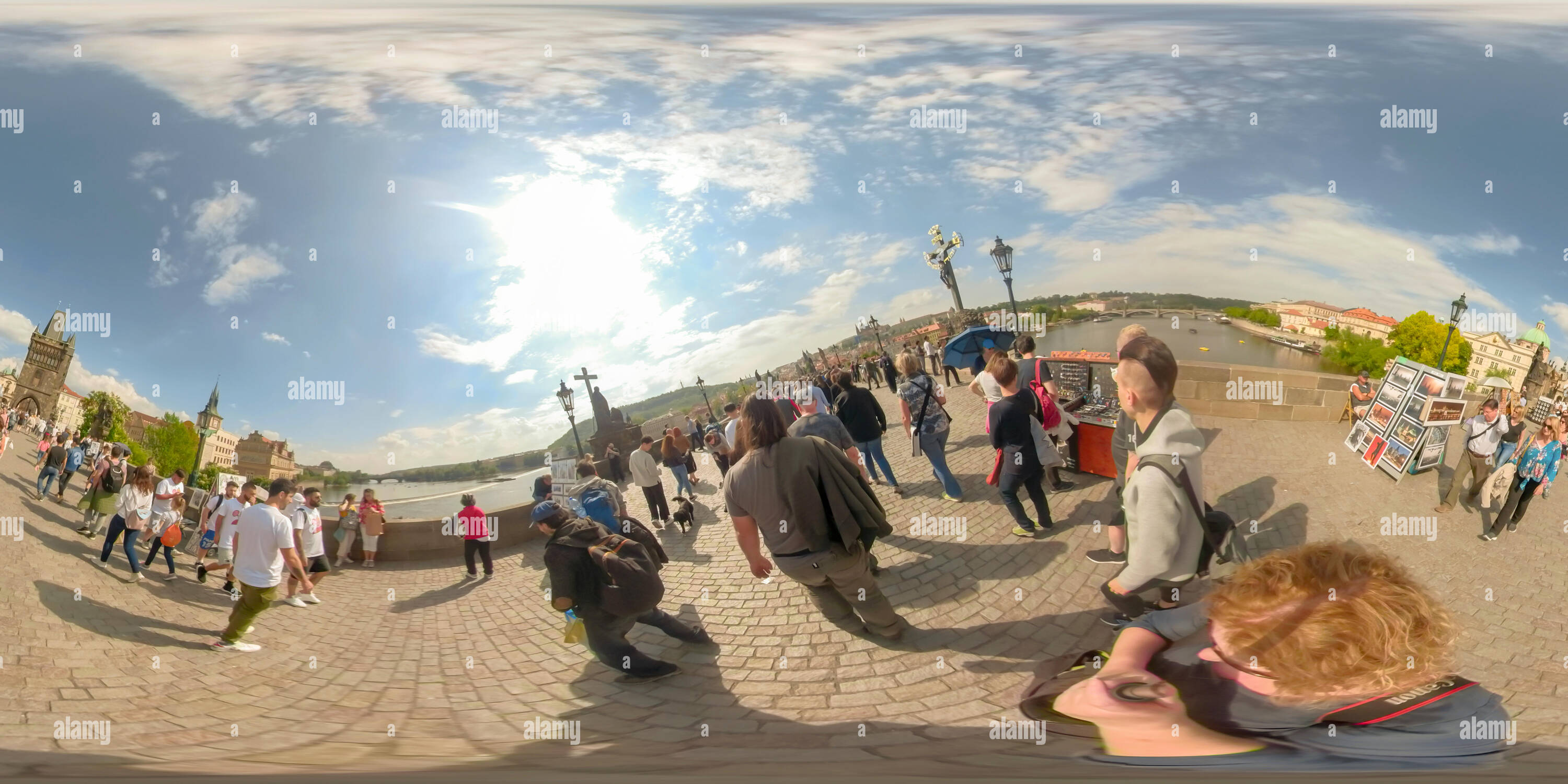 Vue panoramique à 360° de Prague, République tchèque - 14 mai 2019 : 360VR de touristes au pont Charles de Prague, République tchèque.