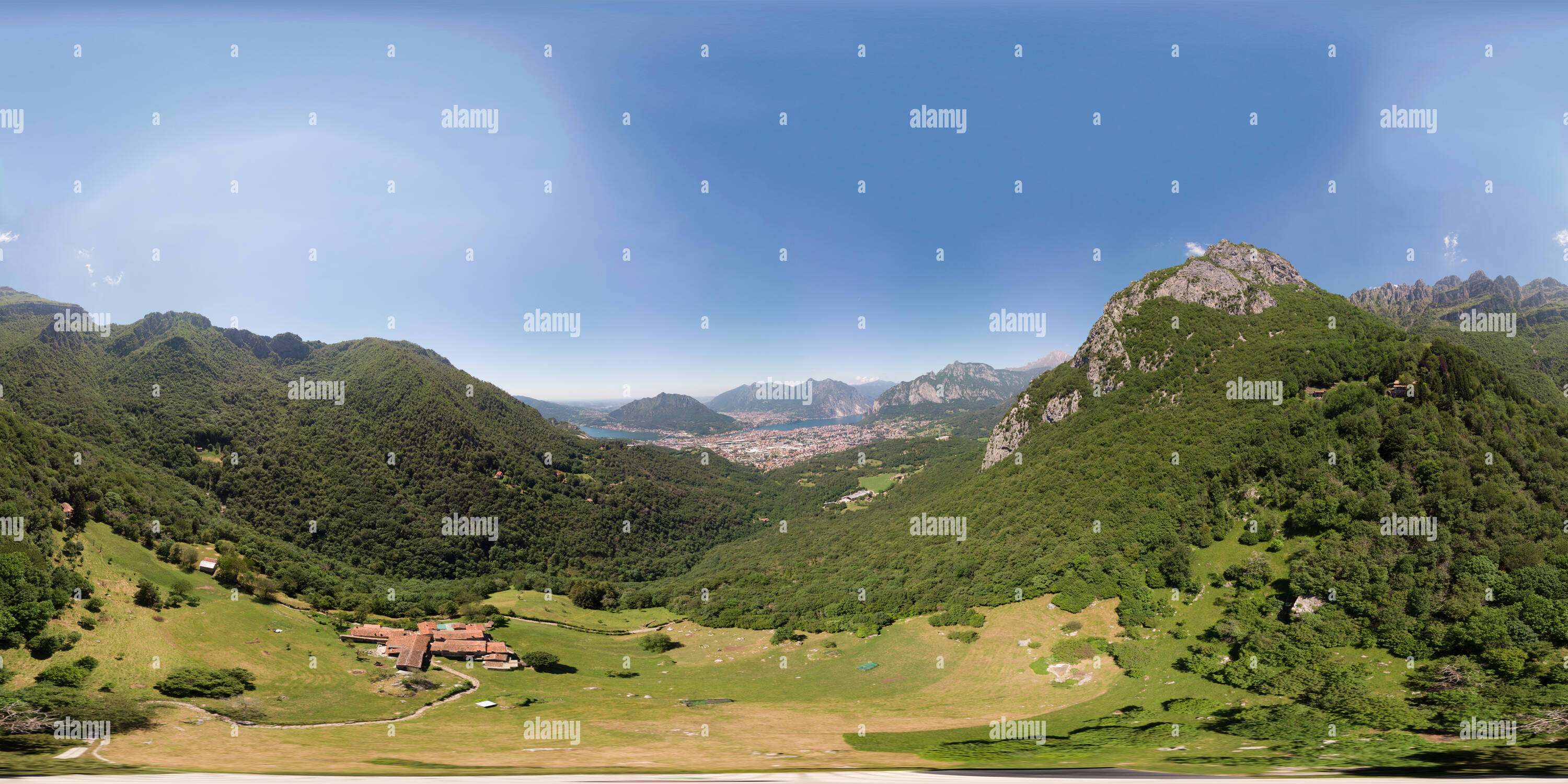 Vue panoramique à 360° de Très belle vue panoramique du paysage de la ville de sunrise à Lecco et le lac de Côme en journée ensoleillée