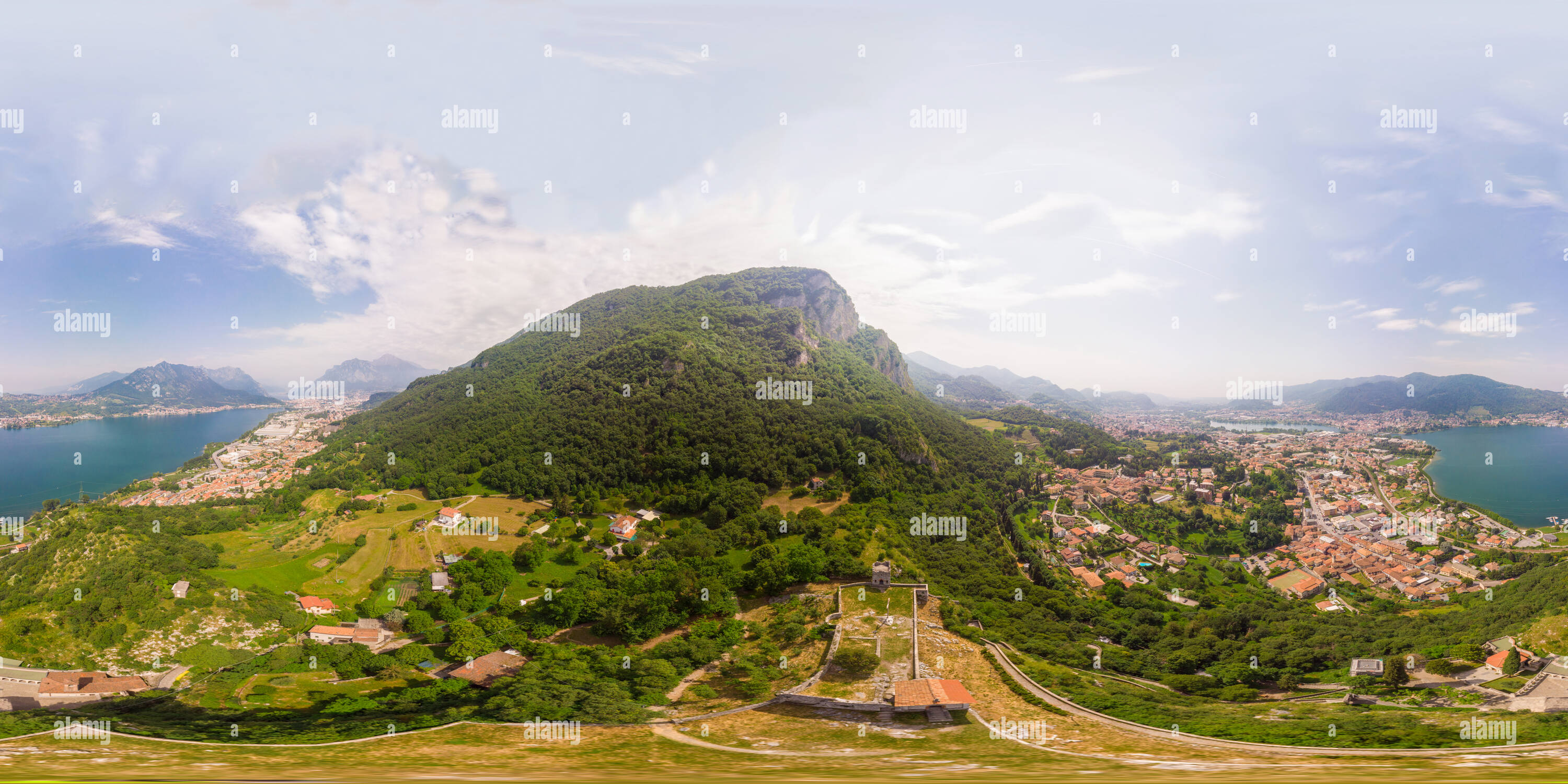 Vue panoramique à 360° de Très belle vue panoramique du paysage de la ville de sunrise à Lecco et le lac de Côme en journée ensoleillée. Superbe photo aérienne de Castello Dell' Innominato de drone près de viewpoint, Vercurago, Italie, Europe