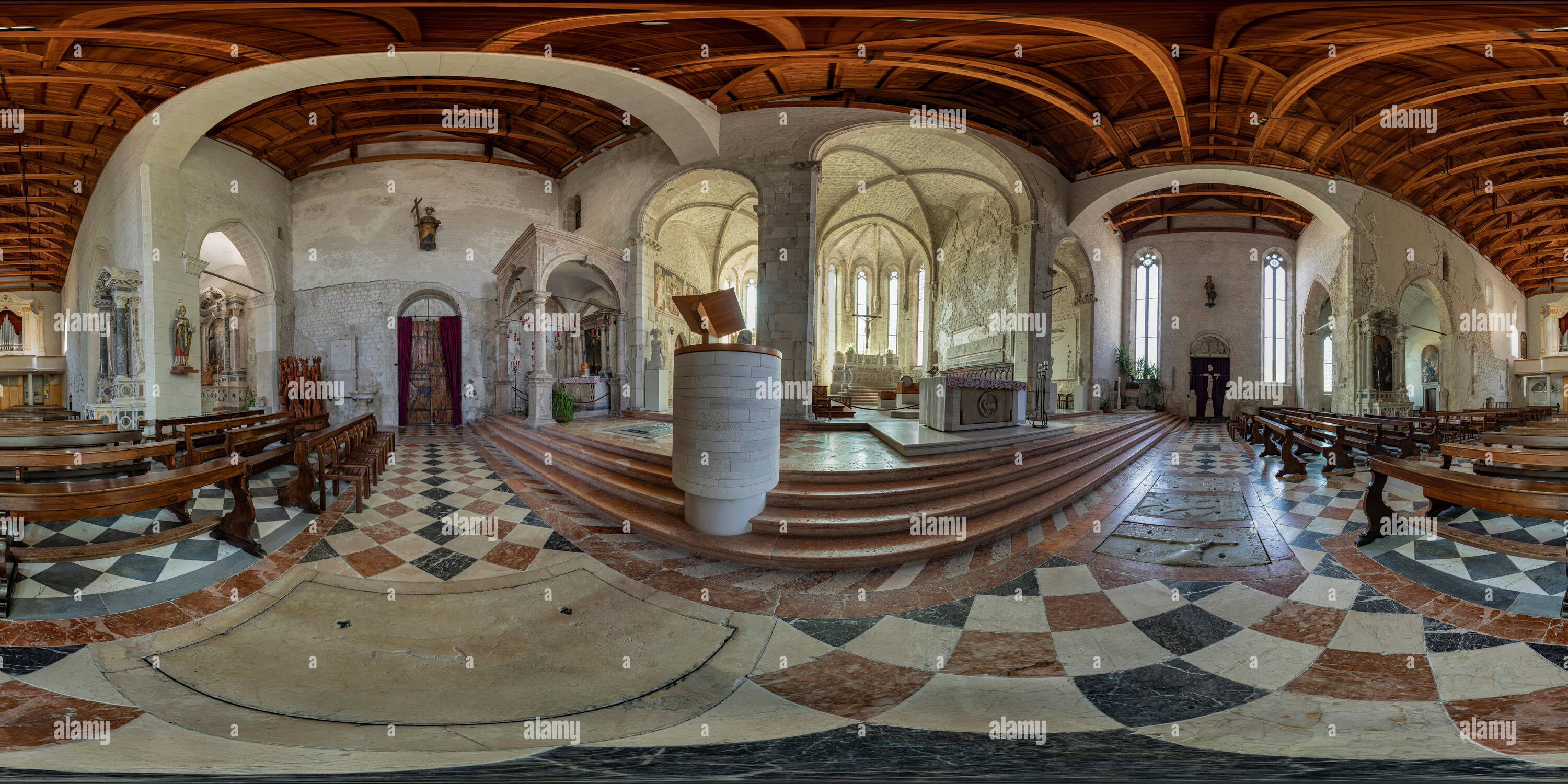 Vue panoramique à 360° de 360 ° vue panoramique de l'église de saint André apôtre à Venzone