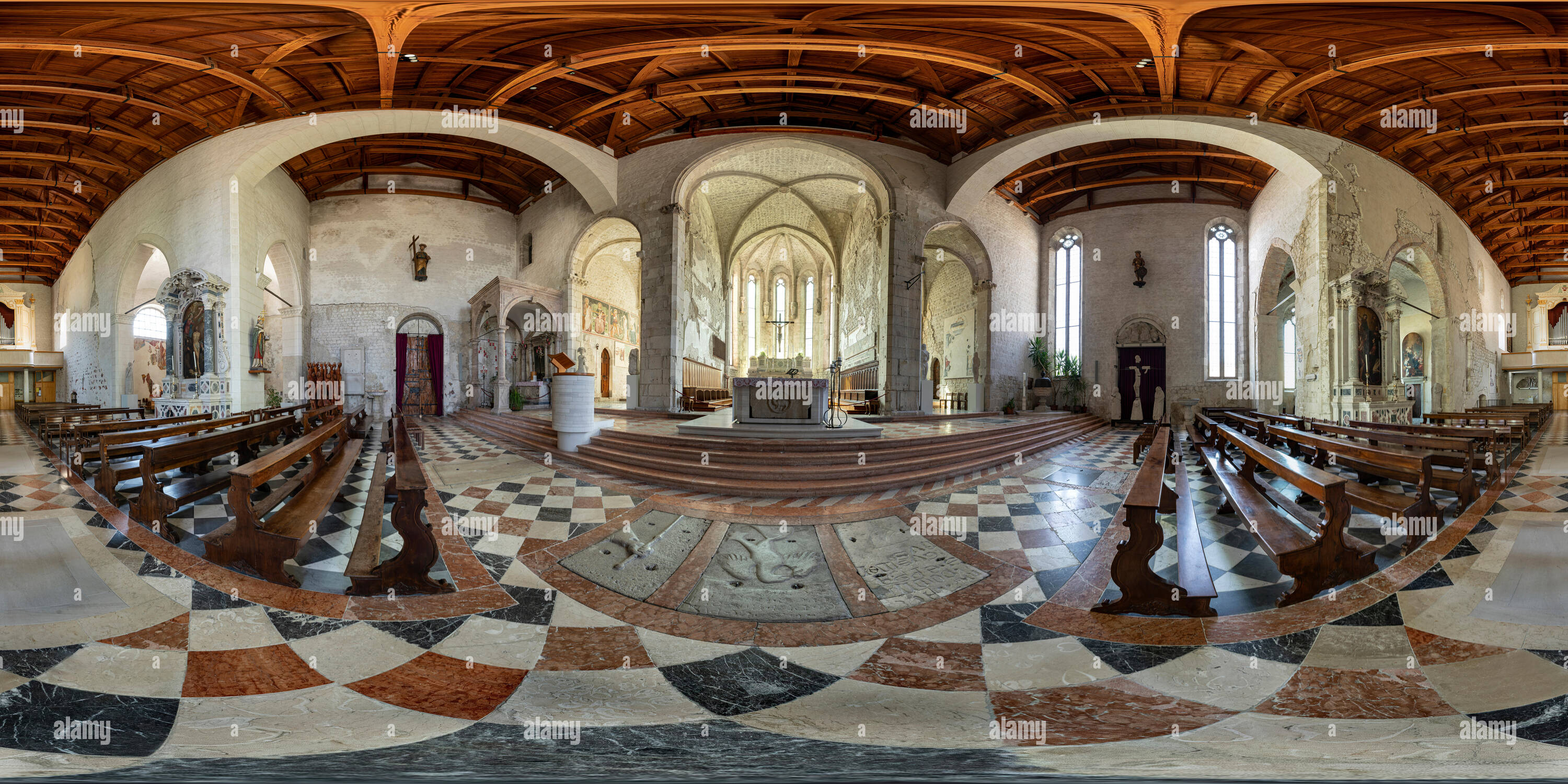 Vue panoramique à 360° de 360 ° vue panoramique de l'église de saint André apôtre à Venzone