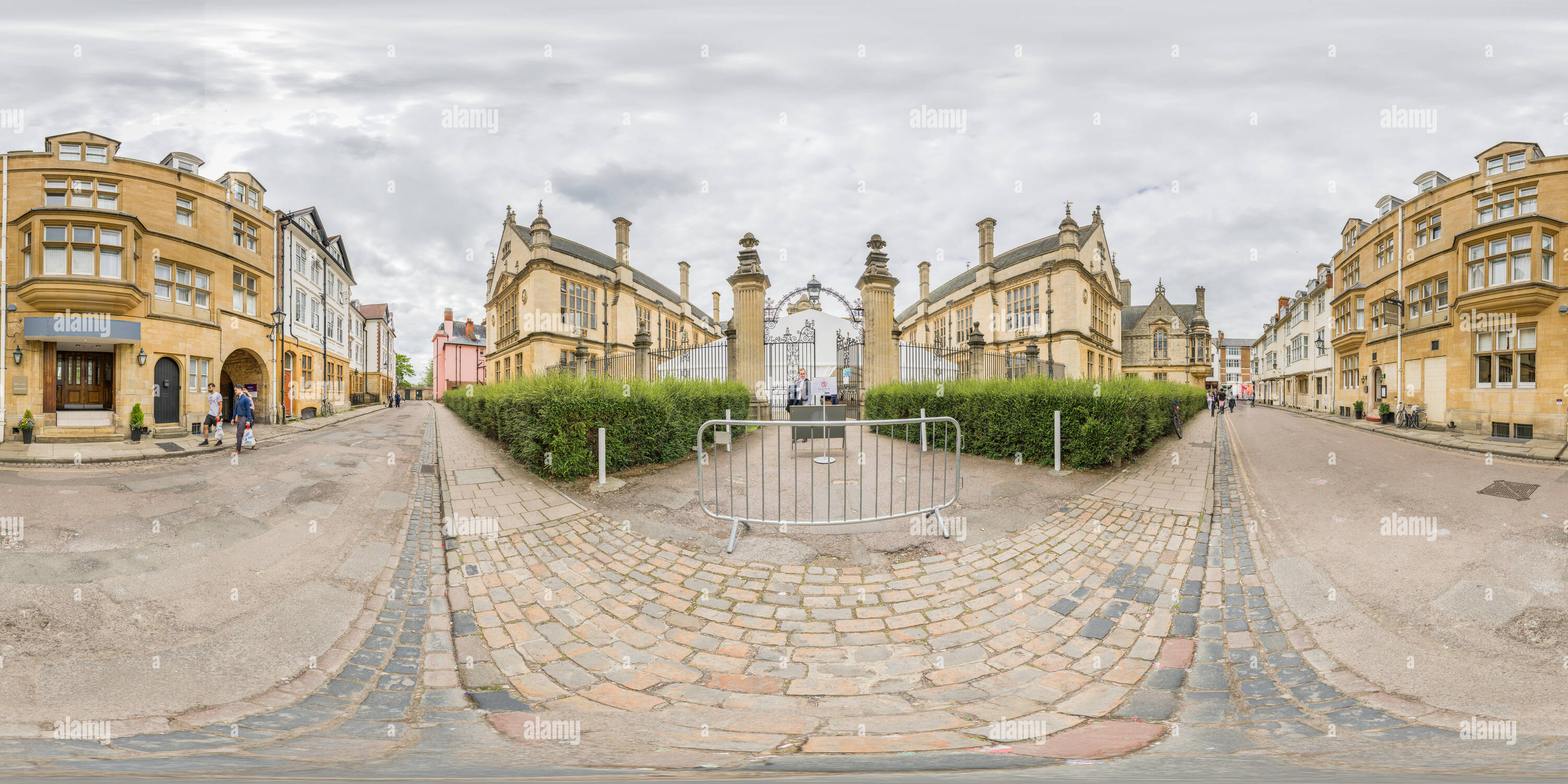 Vue panoramique à 360° de Après un examen, un élève quitte les examens la construction d'écoles, l'université d'Oxford, Merton street, en face de l'hôtel Mercure, alors que l'al.