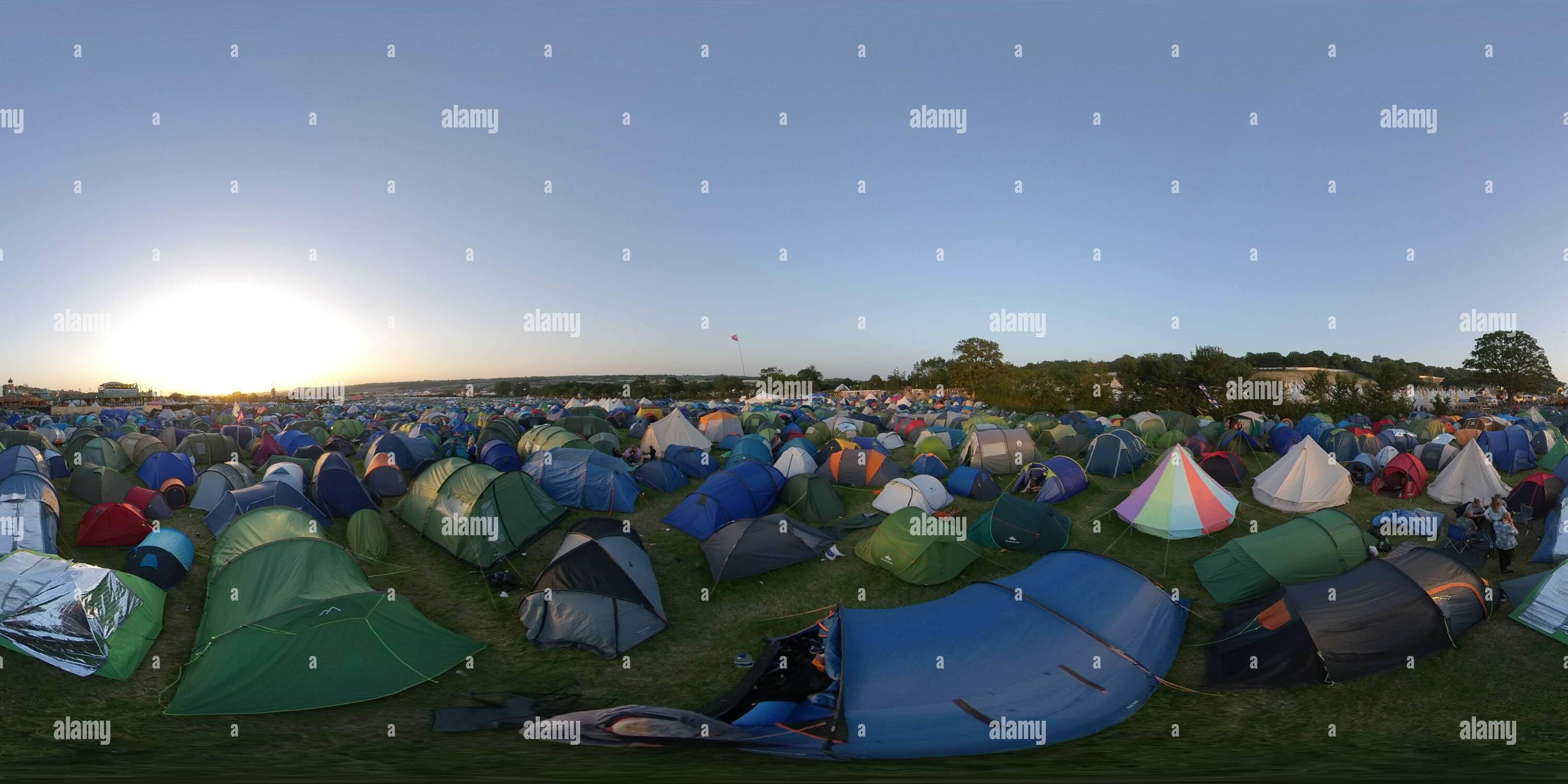 Vue panoramique à 360° de Vue à 360° des tentes à l'extrémité du Glastonbury Music Festival
