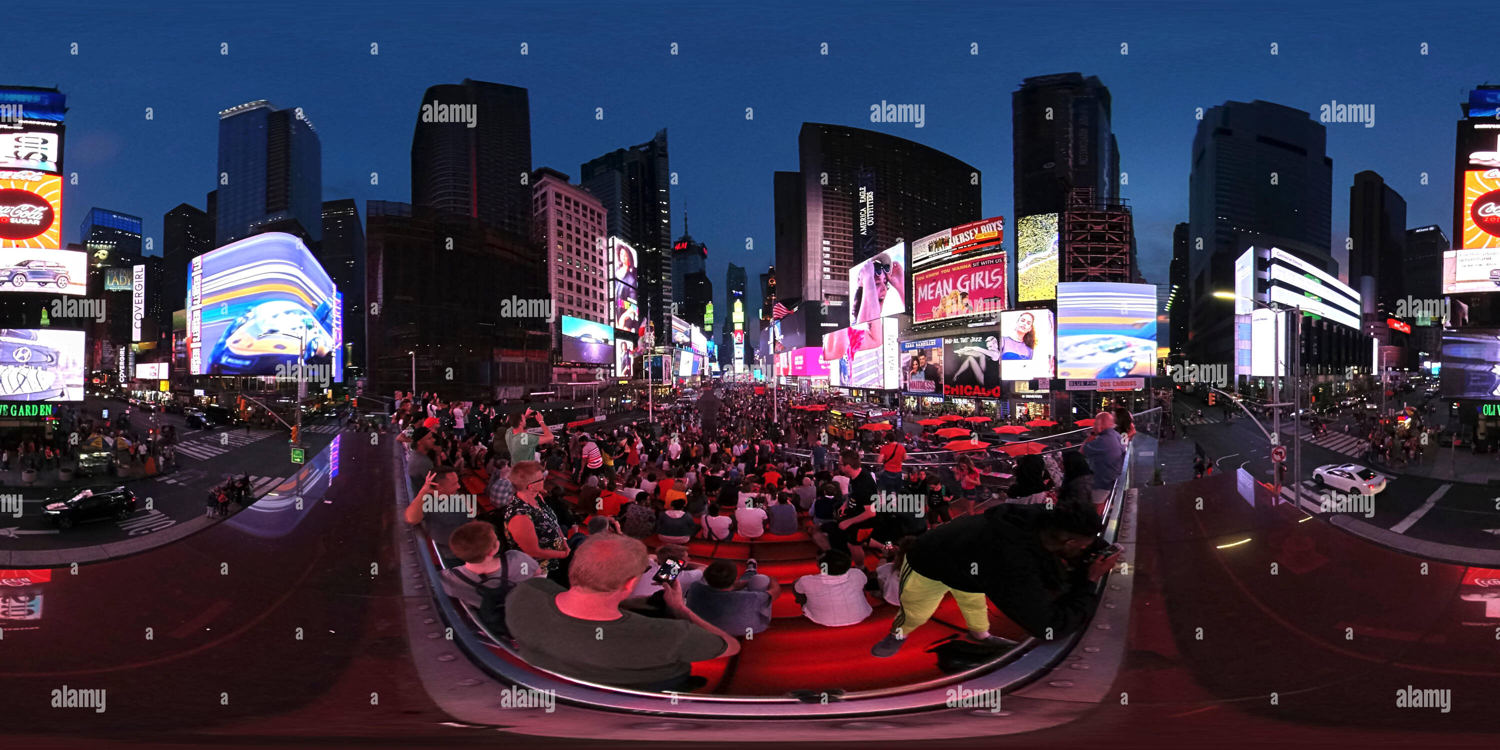 Vue panoramique à 360° de Panorama 360 degrés de Times Square New York au crépuscule avec publicité lumineuse conseils scolaires et les touristes à prendre des photos.