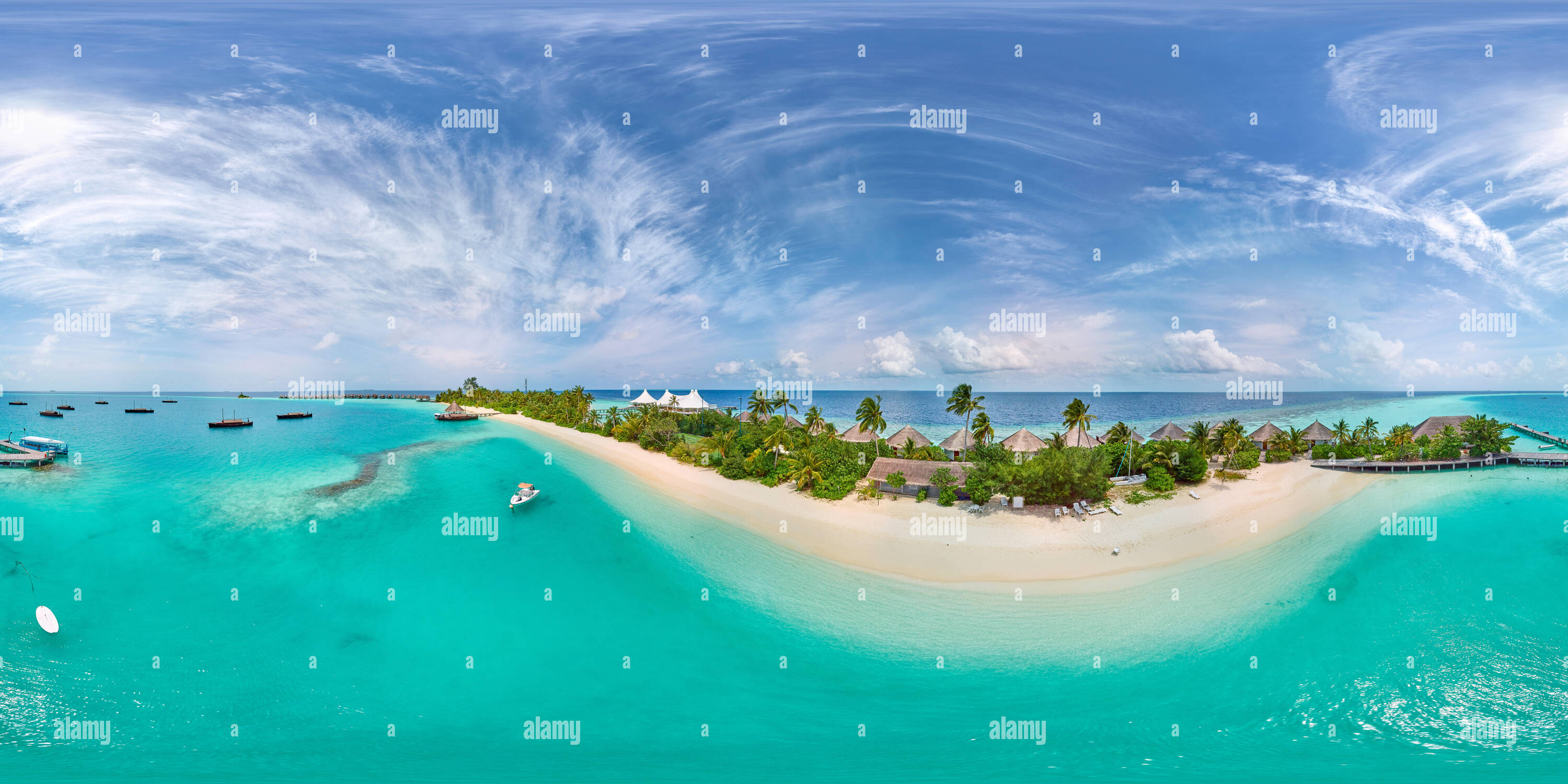 Vue panoramique à 360° de Panorama sphérique aérienne de paradis tropical beach sur de minuscules Maldives island. L'océan turquoise et sable blanc. Petits bungalows entre cocotier tr