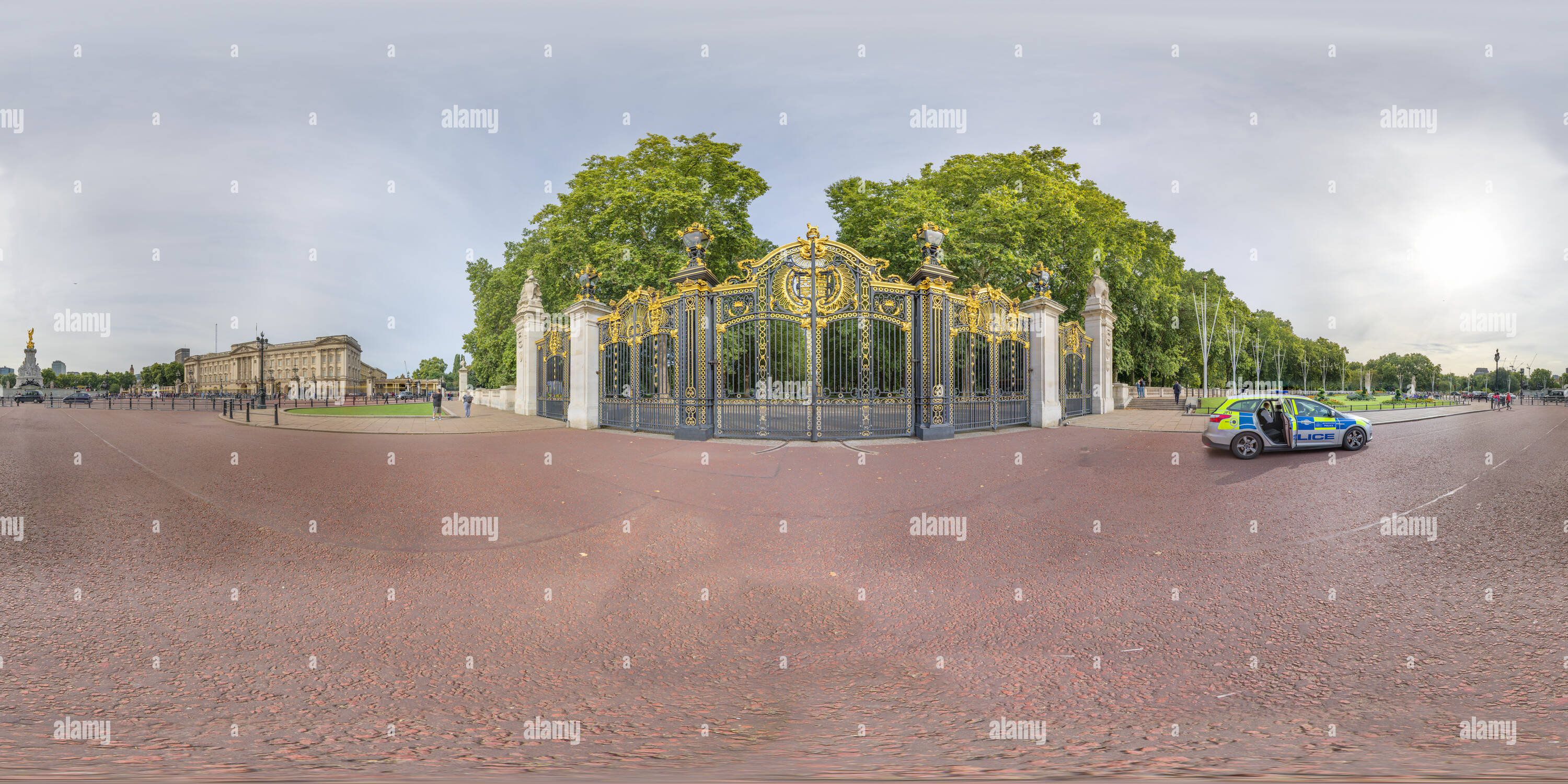 Vue panoramique à 360° de Forgé doré portes du Green Park, en face du palais de Buckingham, Londres, Angleterre.