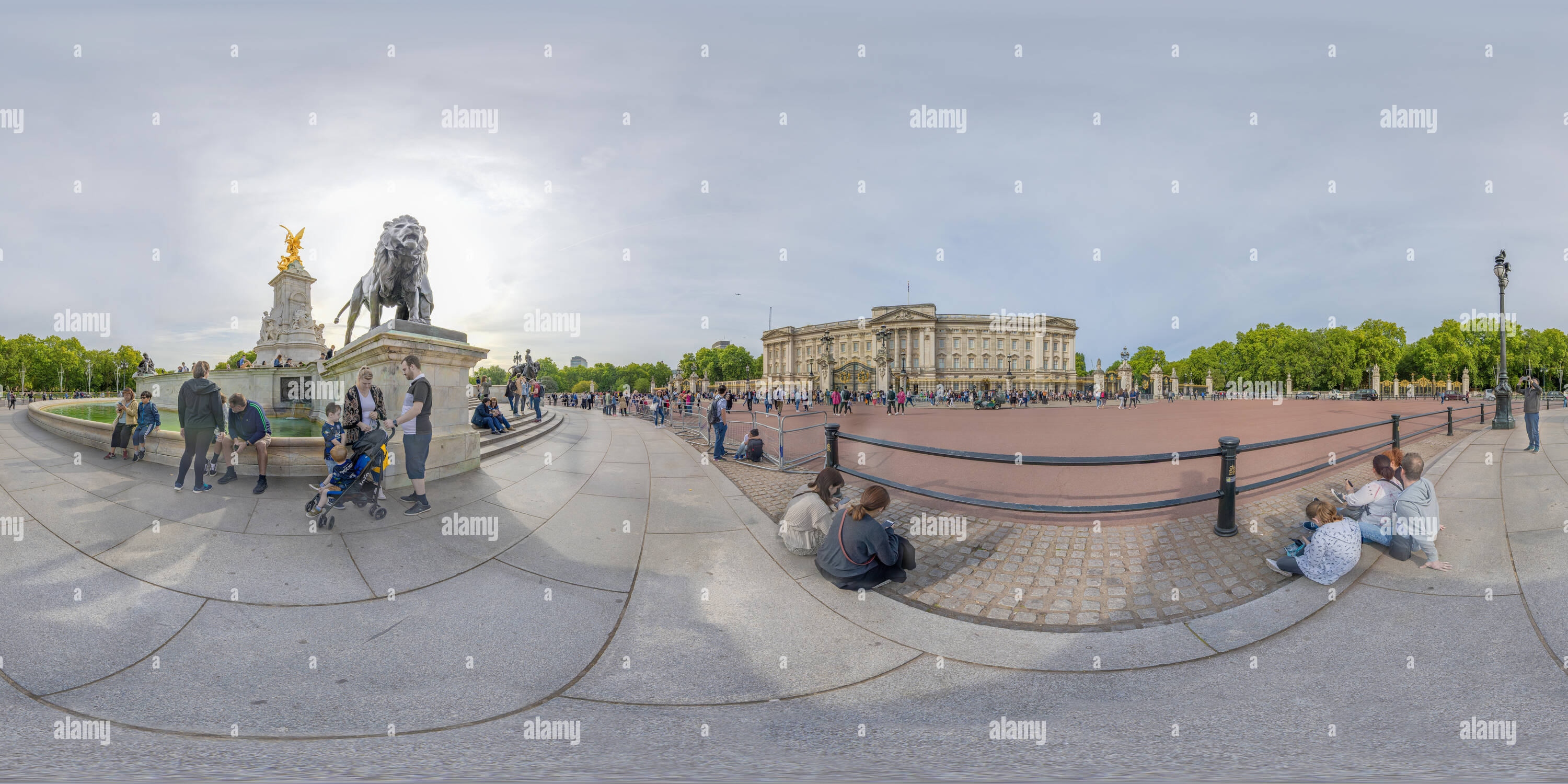Vue panoramique à 360° de Les touristes au palais de Buckingham, vu de l'Édifice commémoratif Victoria, Londres, Angleterre, le jour d'été.