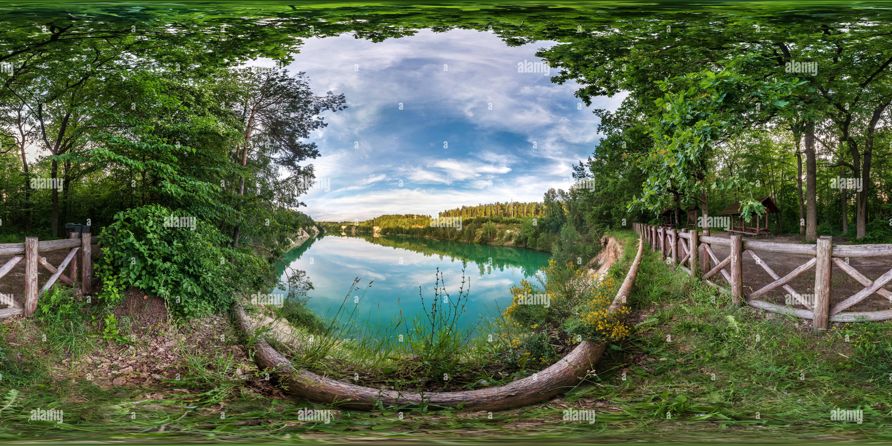 Visualizzazione panoramica a 360 gradi di Piena sferica perfetta hdri panorama a 360 gradi angolo di visione su Limestone Coast di enormi verde lago o fiume vicino alla foresta in giornata estiva con belle c