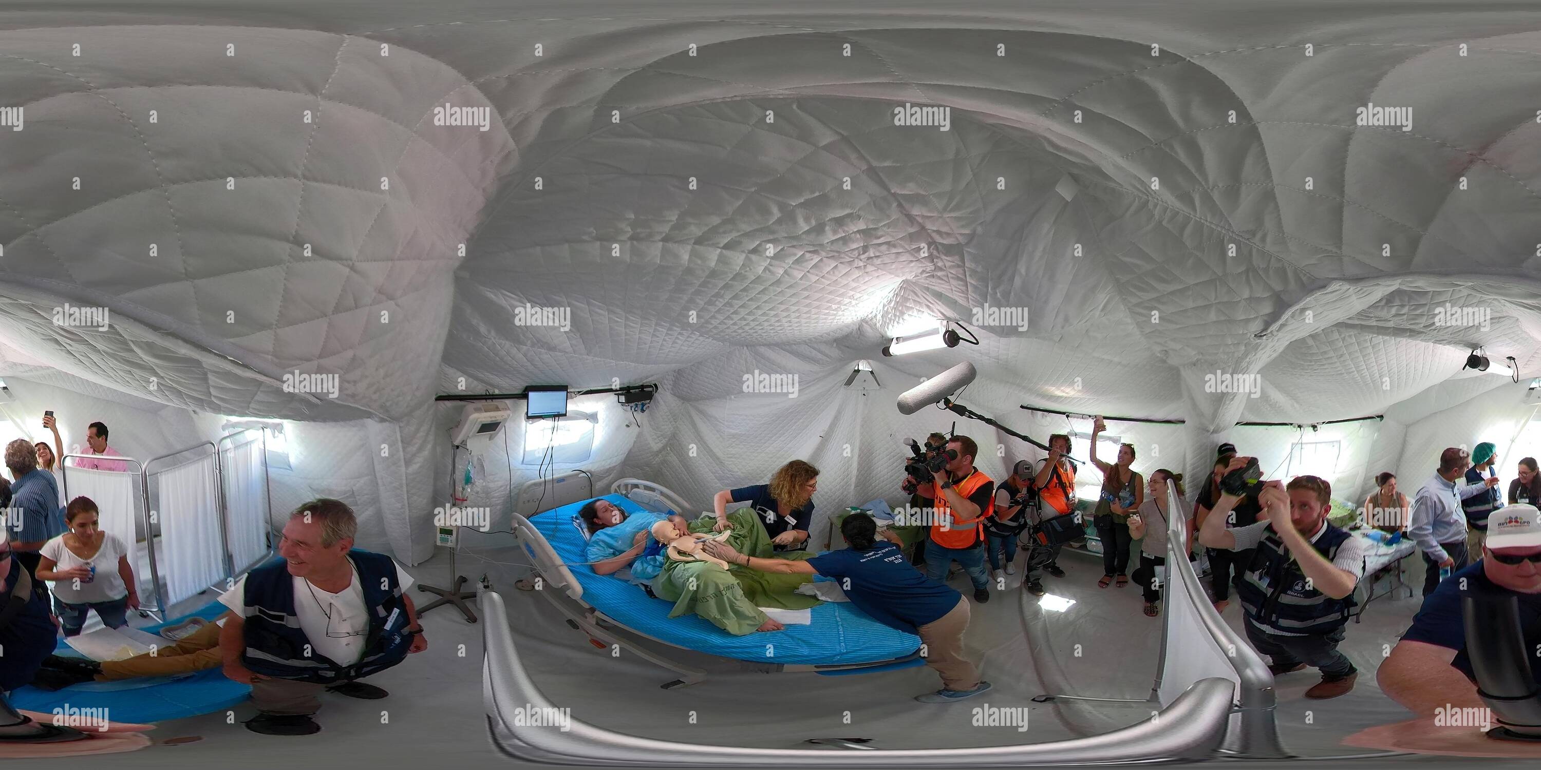 Visualizzazione panoramica a 360 gradi di Una donna partorire in ospedale da campo durante il terremoto nazionale trapano. Con Yitshak Kreiss MD in background, Direttore Generale, Sheba Medical Center,