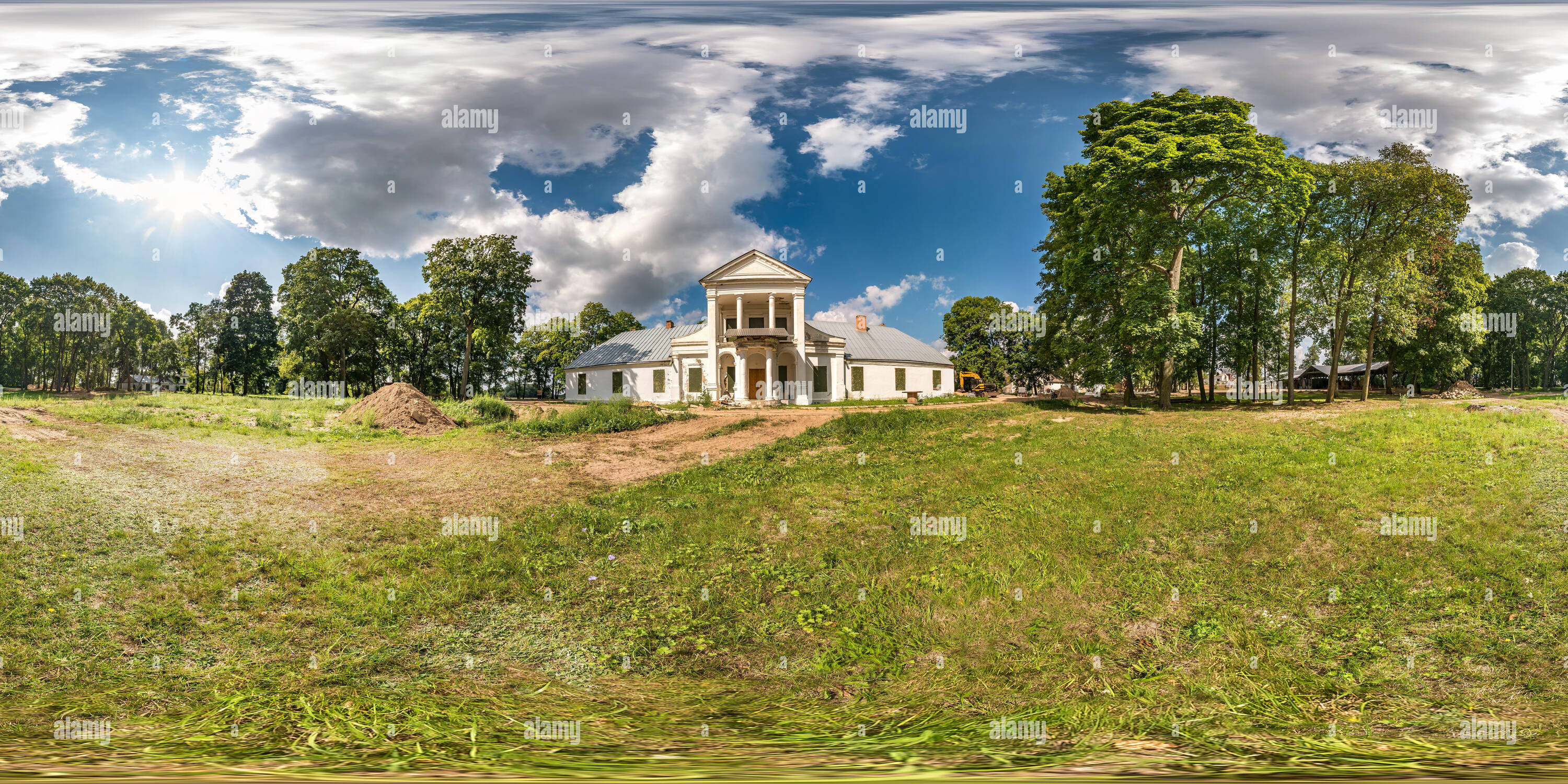 Visualizzazione panoramica a 360 gradi di Piena sferica perfetta hdri panorama a 360 gradi angolo di vista vicino abbandonato homestead castello con colonne in equirettangolare proiezione sferica con