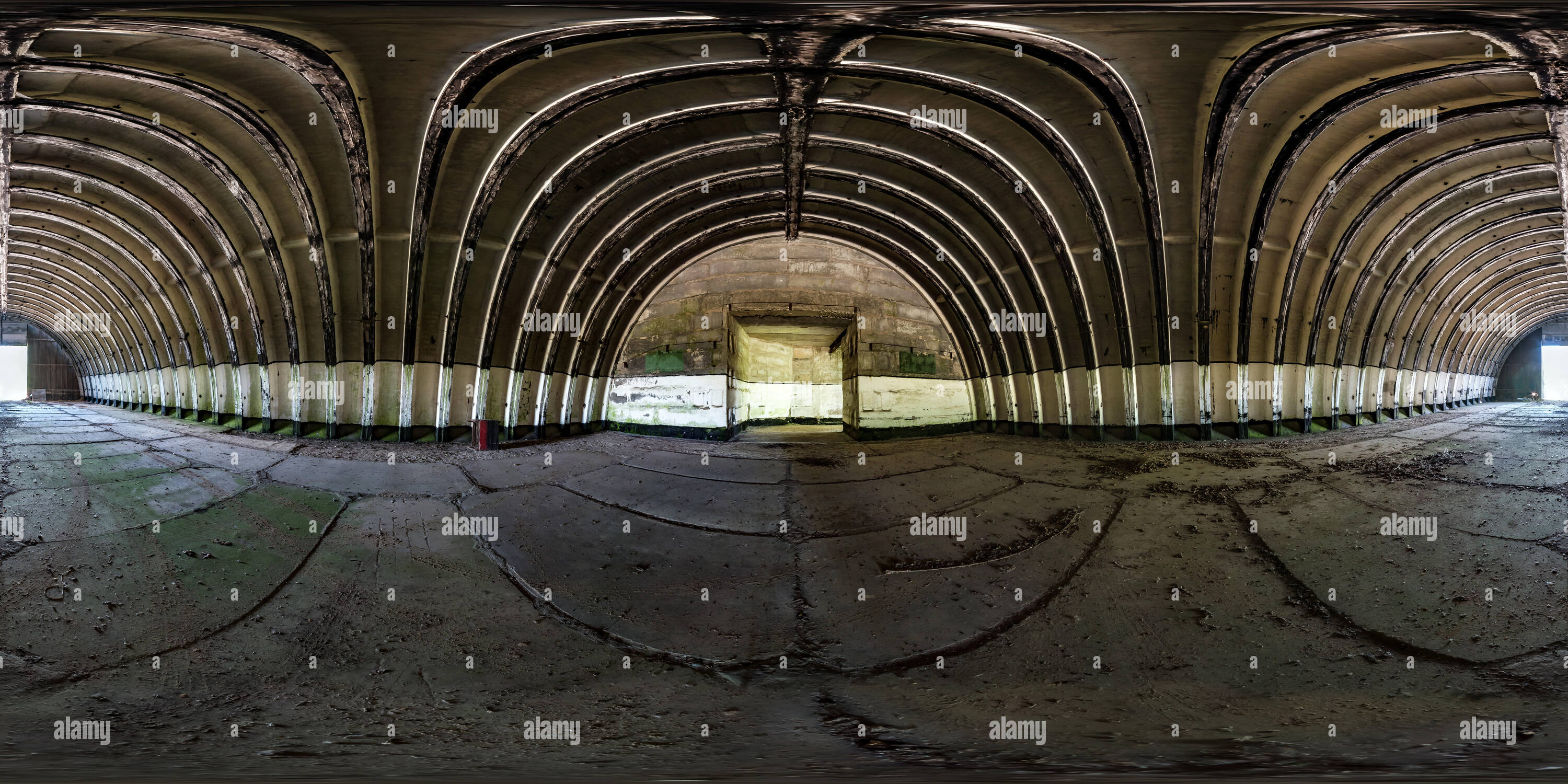 Visualizzazione panoramica a 360 gradi di Sferica perfetta hdri panorama a 360 gradi angolo di vista all'interno del vuoto vecchi aeromobili hangar in proiezione equirettangolare con zenith e nadir, pronto
