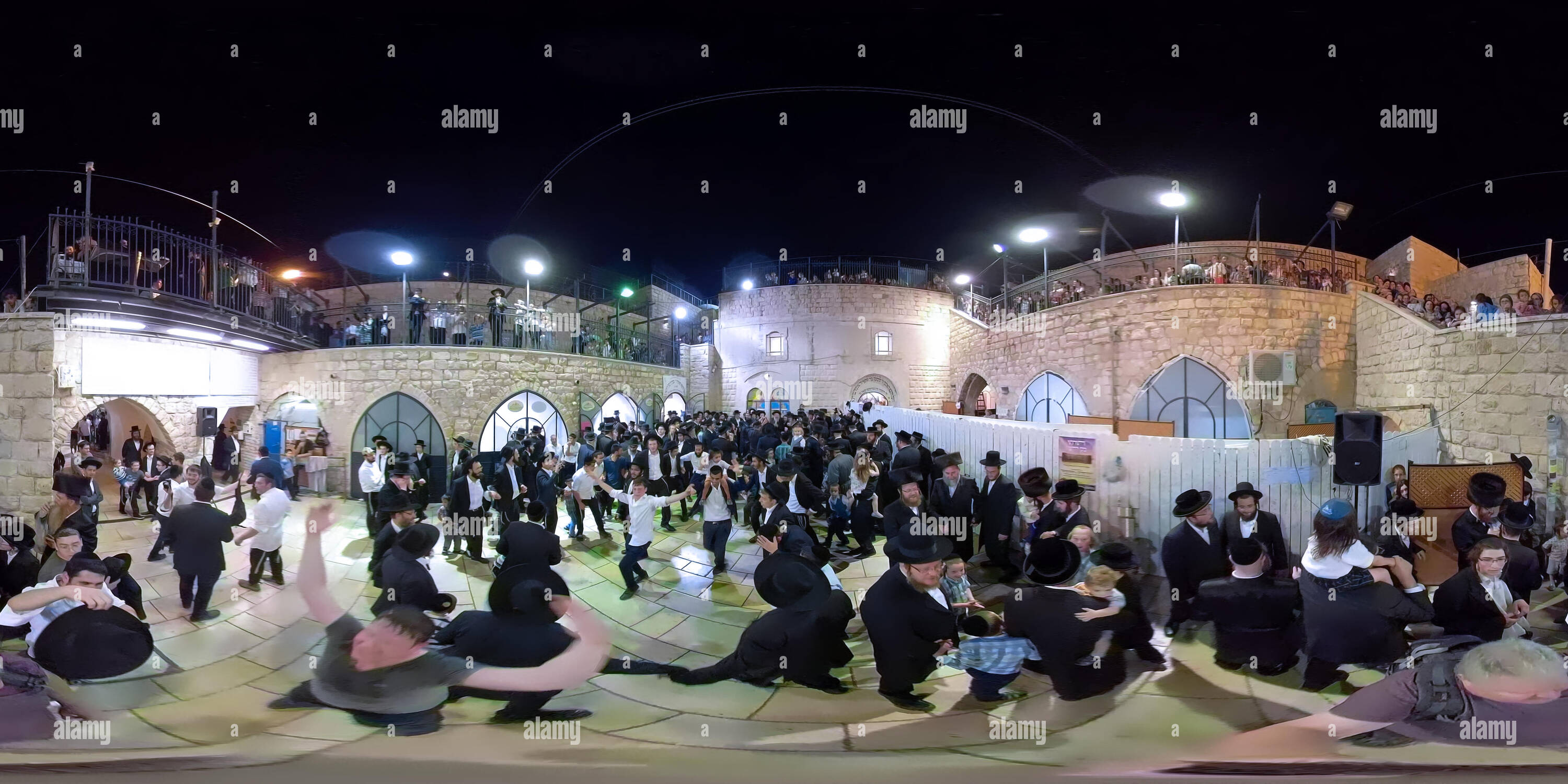 Visualizzazione panoramica a 360 gradi di Haredim celebrare Tu B'Av, la vacanza ebraico di amore in Meron, un grande giorno per matrimoni. Foto 360 panorama vr 2:1 rapporto di aspetto per applicazioni VR