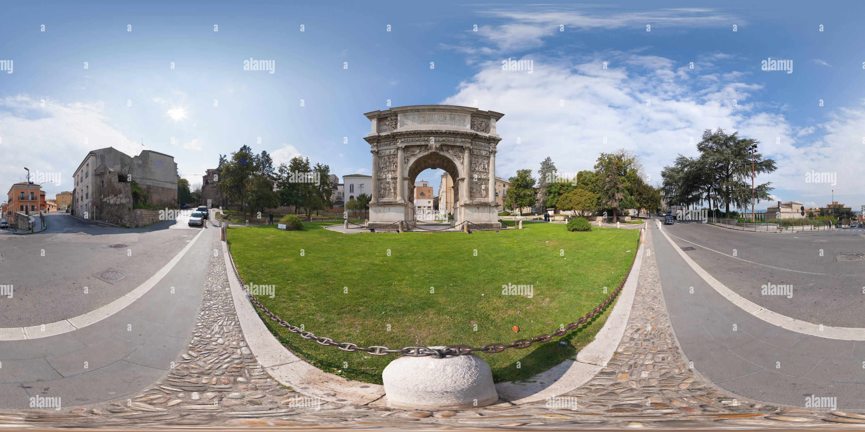 Visualizzazione panoramica a 360 gradi di Panorama sul sito dell'arco trionfale dell'imperatore Traiano, Benevento, Italia. 360 x 180 gradi immagine equirettangolare.