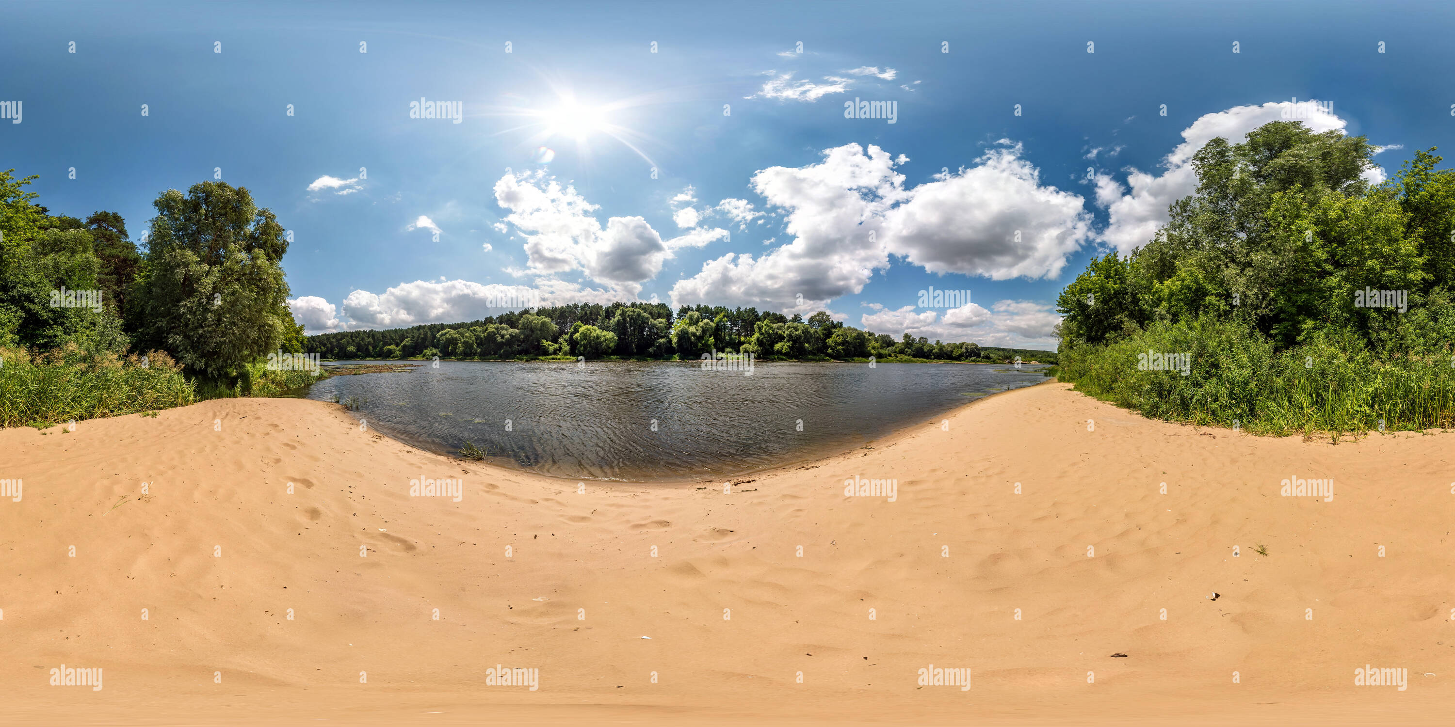 Visualizzazione panoramica a 360 gradi di Completa perfetta sferica hdri panorama a 360 gradi angolo vista sulla spiaggia di sabbia vicino alla foresta di enorme fiume nella giornata di sole e di vento con bella clo