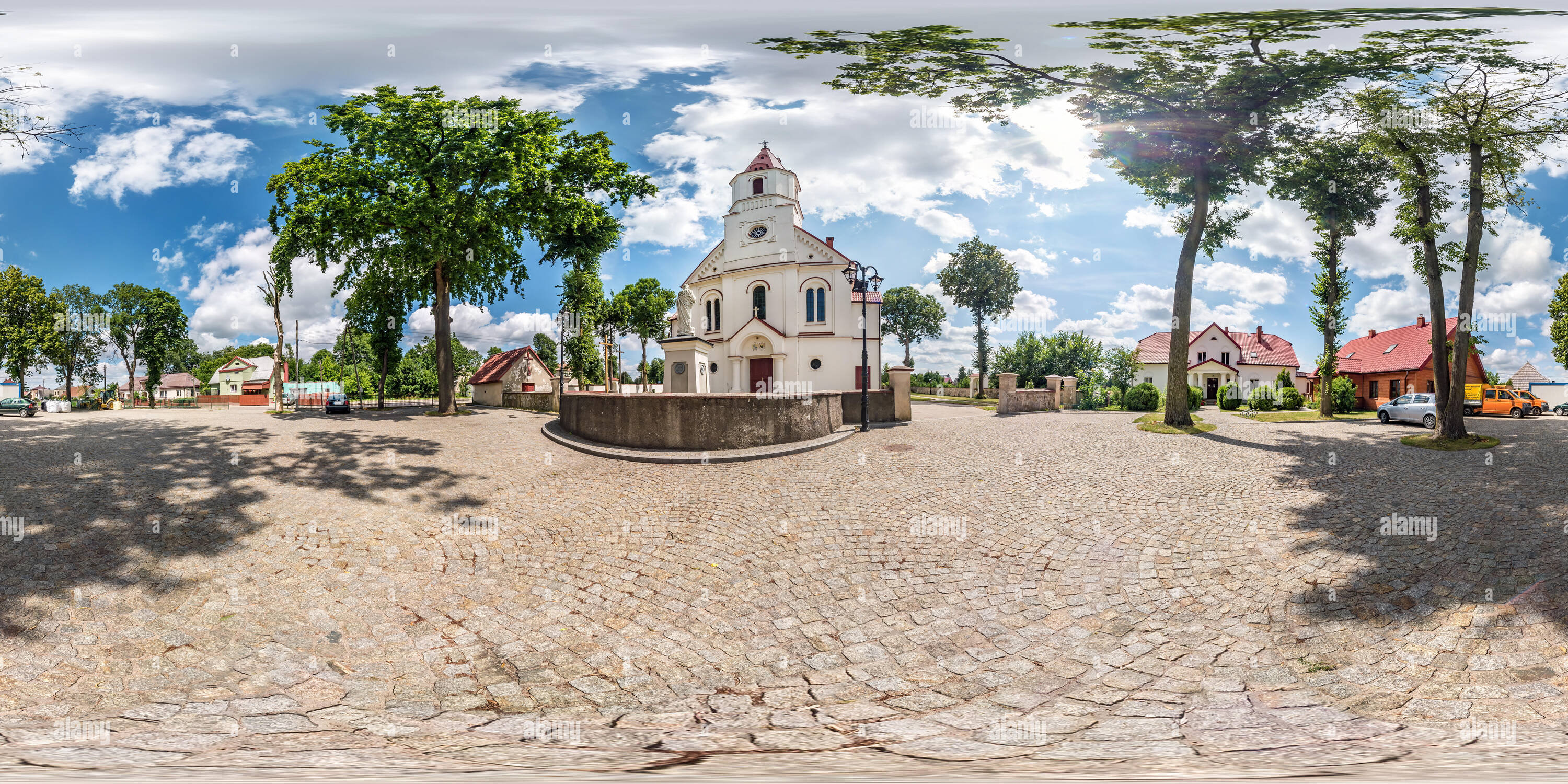 Visualizzazione panoramica a 360 gradi di KNYSHIN, Polonia - Maggio 2019: completa sferica perfetta hdri panorama a 360 gradi angolo nella città vecchia con una decorazione in stile medievale chiesa di architettura in