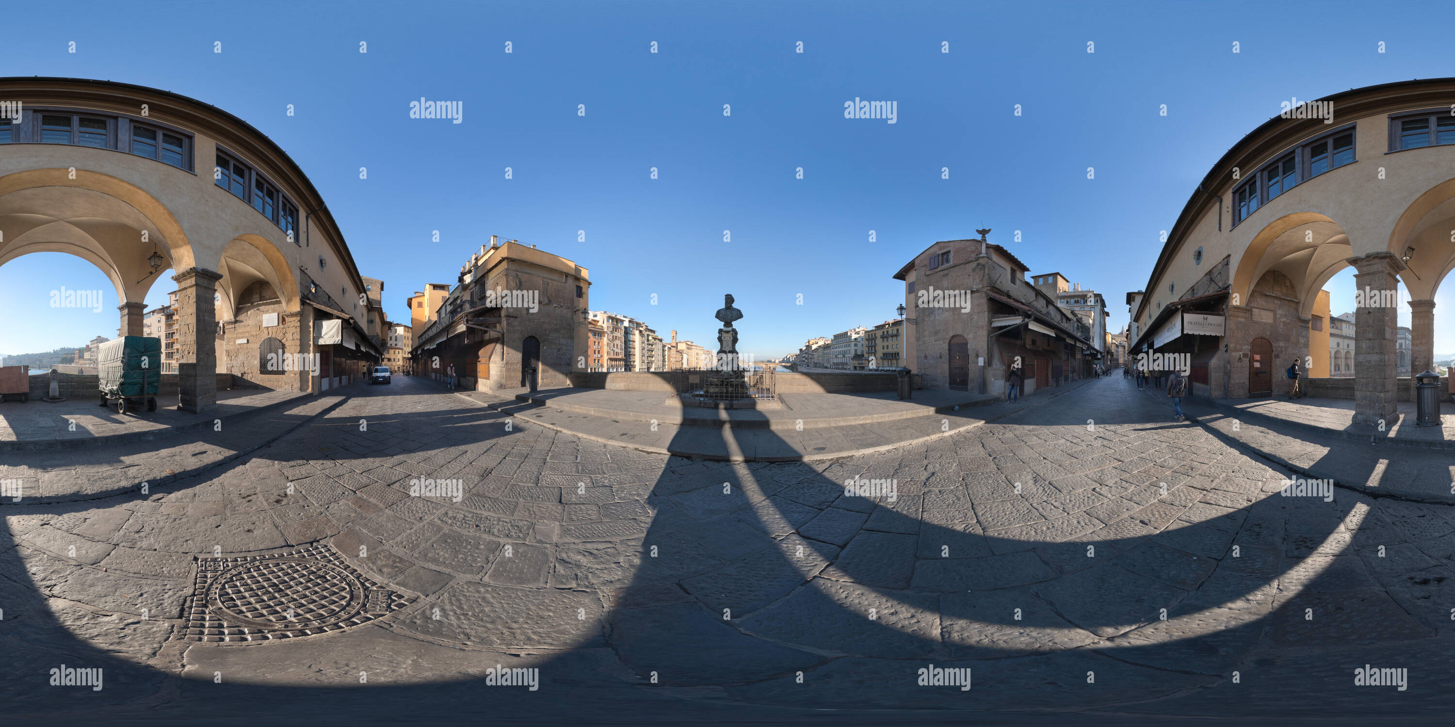 Visualizzazione panoramica a 360 gradi di Sul Ponte Vecchio, Firenze, vicino al monumento a Benvenuto Cellini, in inizio di mattina di sole, 360 x 180 gradi panorama equirettangolare