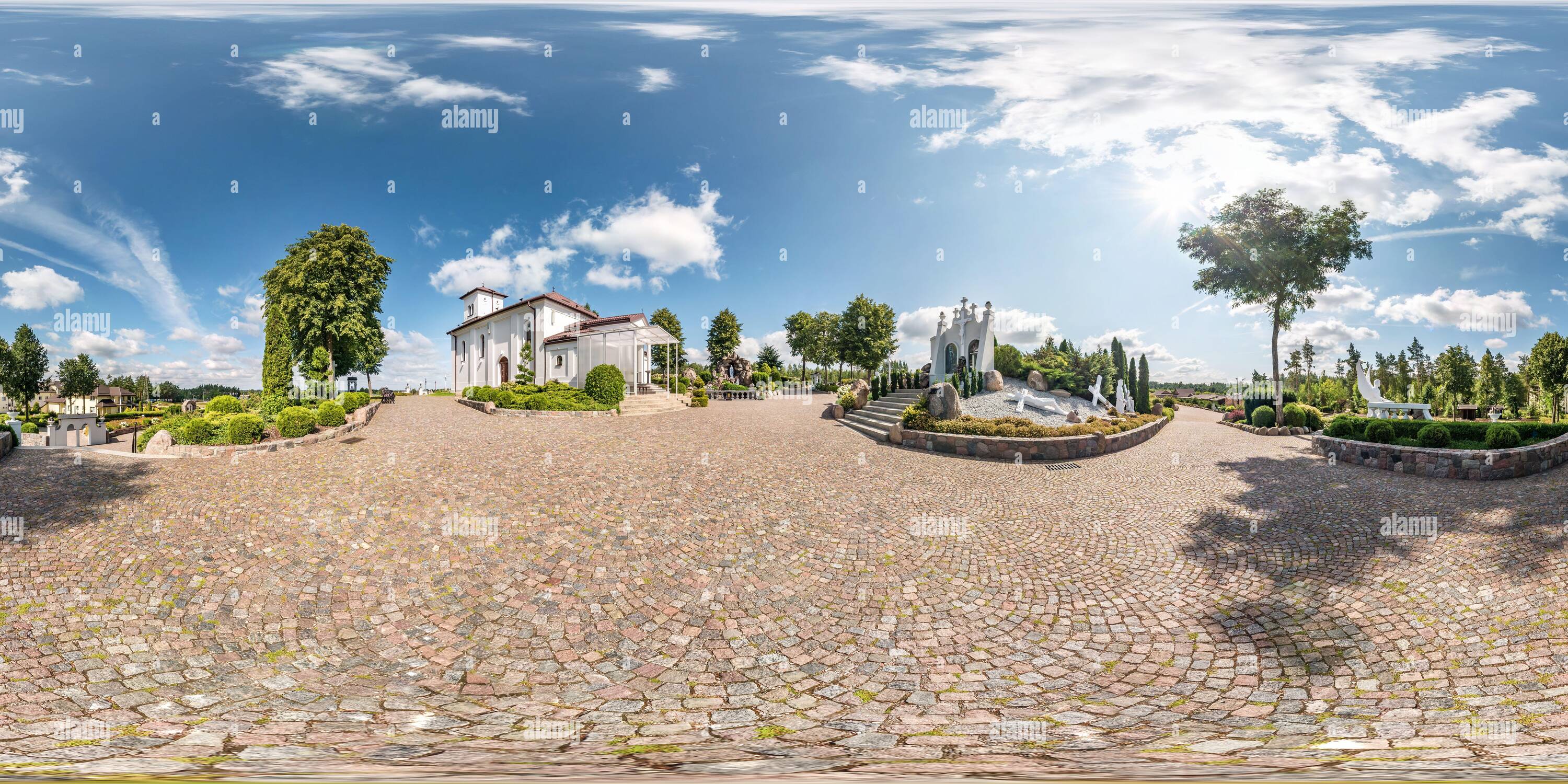 Visualizzazione panoramica a 360 gradi di full seamless sferico hdri panorama 360 gradi vista ad angolo vicino alla sorgente santa con scale in cemento e scultura di angeli in proiettili equirettangolari