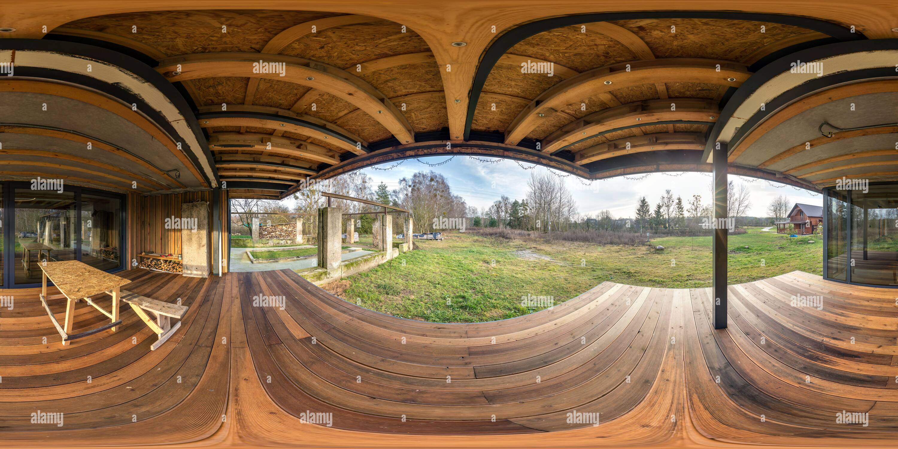 Visualizzazione panoramica a 360 gradi di full senza cuciture hdri panorama 360 angolo all'interno di una veranda vuota hall con finestre panoramiche in legno casa vacanza in equirectangular s.